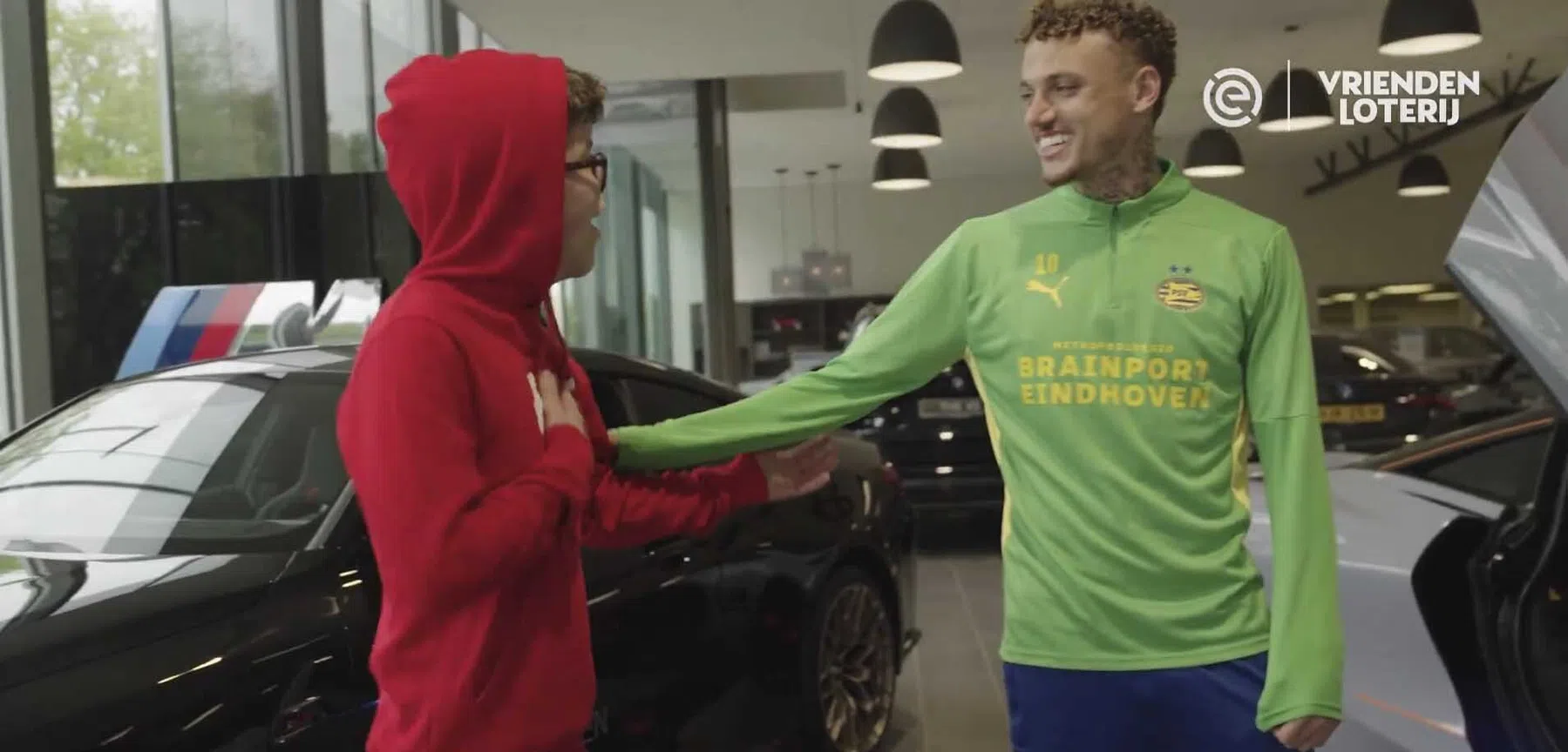 Lang verrast jonge PSV-fan en geeft hem dag van zijn leven: 'Wayo!'