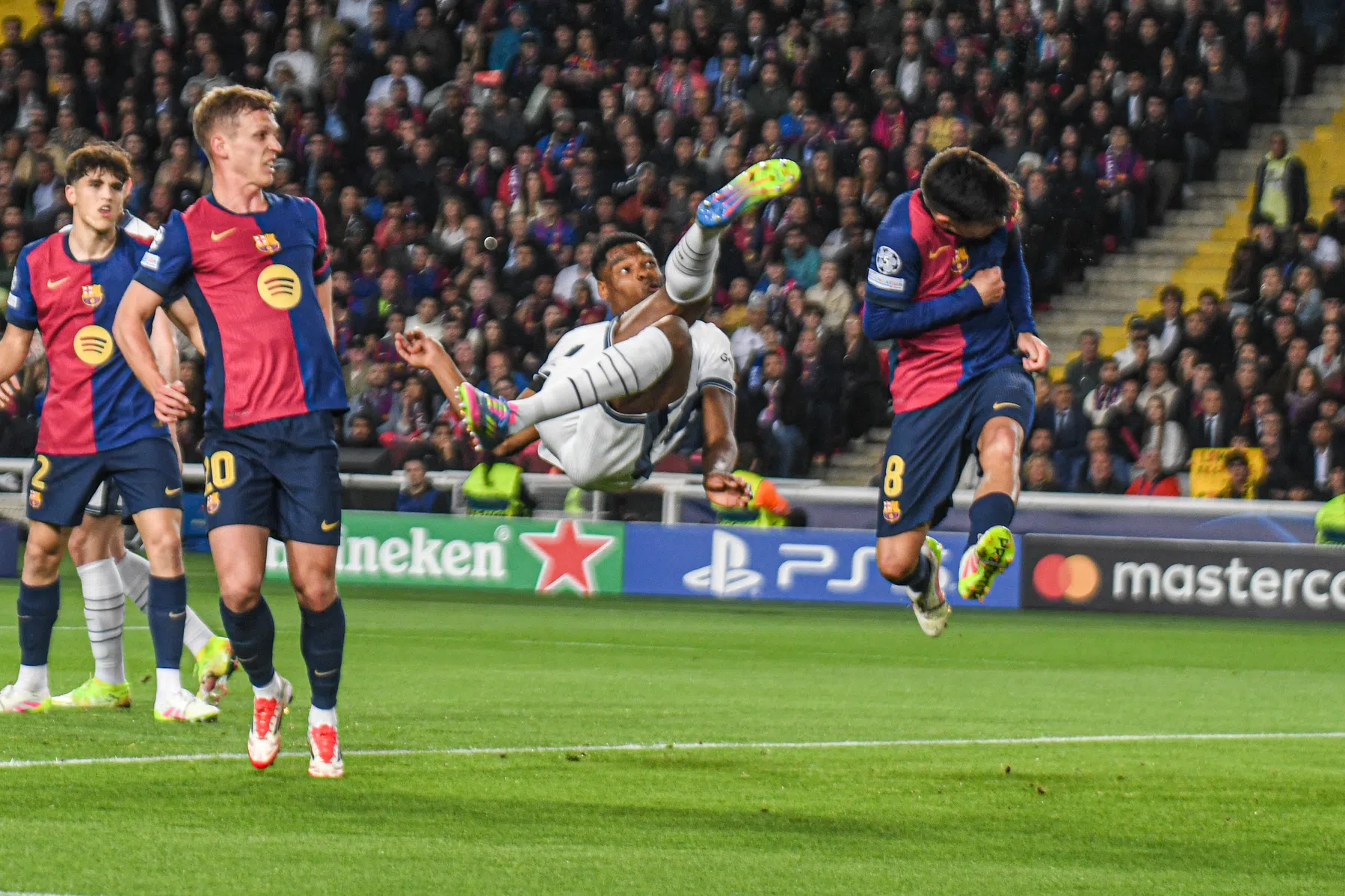 Dumfries steelt de show, Barça en Inter houden elkaar in evenwicht