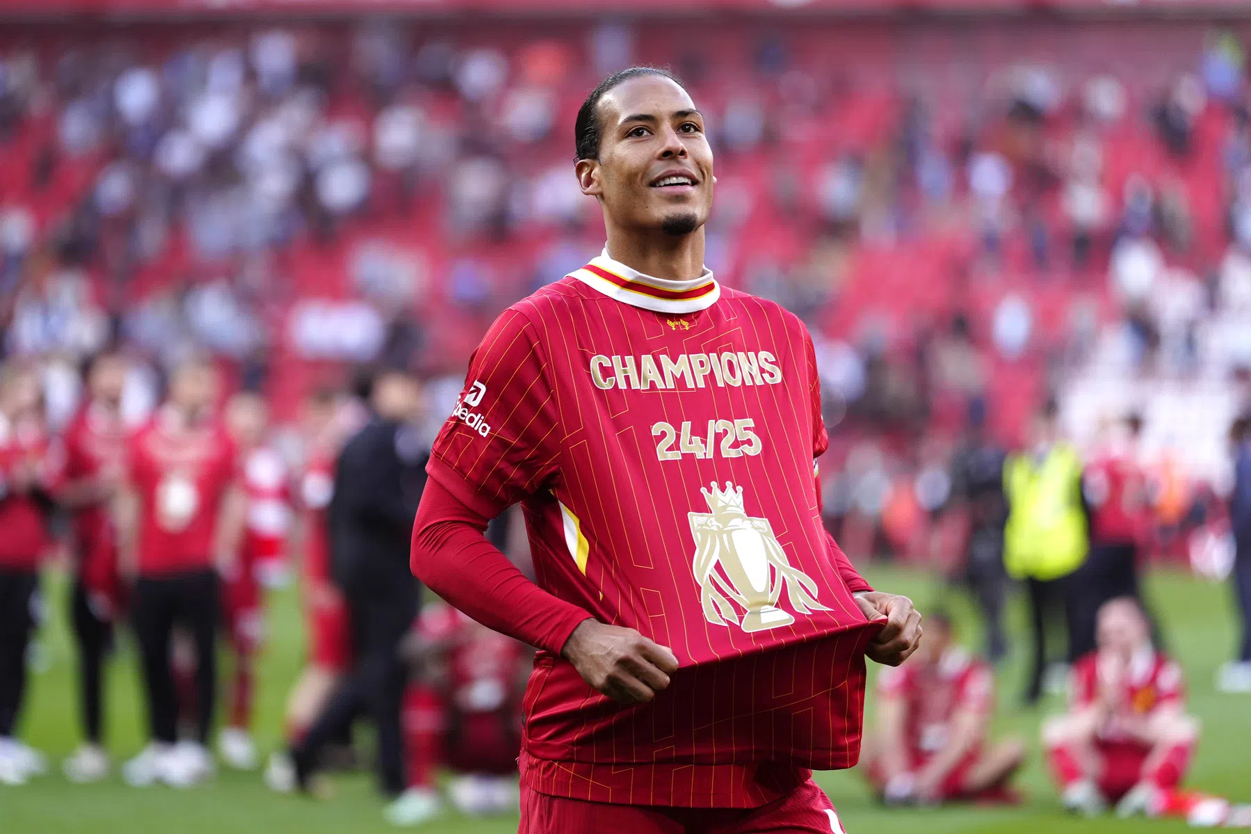 Van Dijk reageert op unieke prestatie als Nederlandse aanvoerder