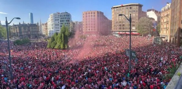 Bilbao kleurt rood: duizenden Basken leven toe naar Europa League
