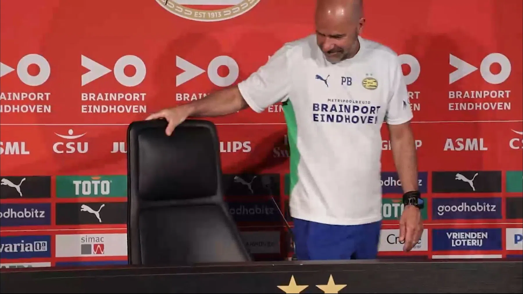Bosz grapt over nieuwe stoel: 'Moeilijker omzagen' 