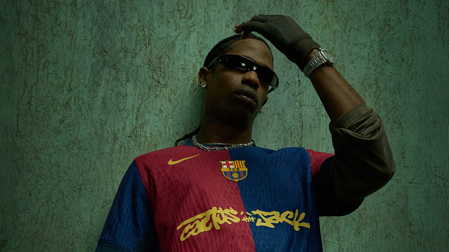 Travis Scott volgt Coldplay op in Clásico-samenwerking met Barça