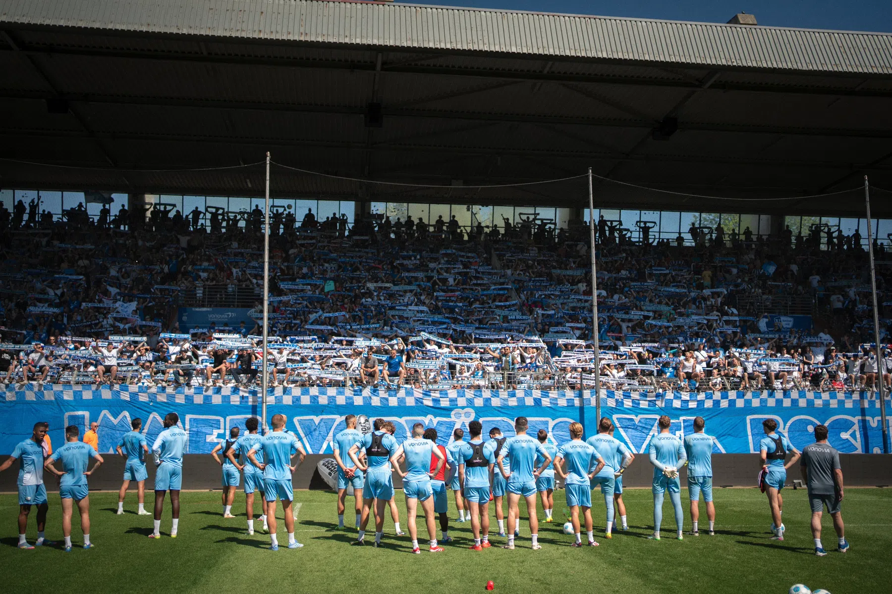 Prachtig: duizenden fans zwaaien Bochum uit op weg naar 'degradatiefinale'