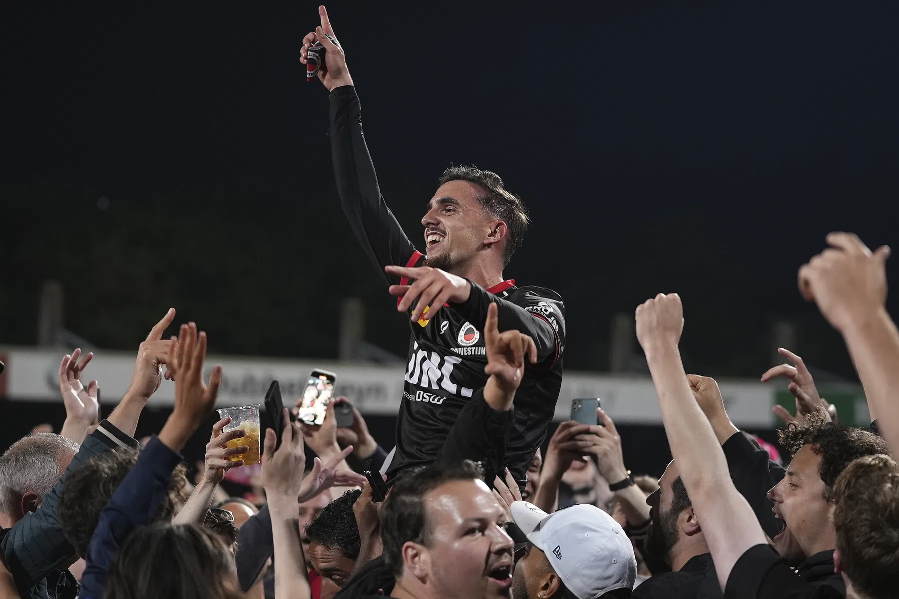 Groot feest bij Excelsior na promotie: 'Heb mezelf net helemaal laten gaan'