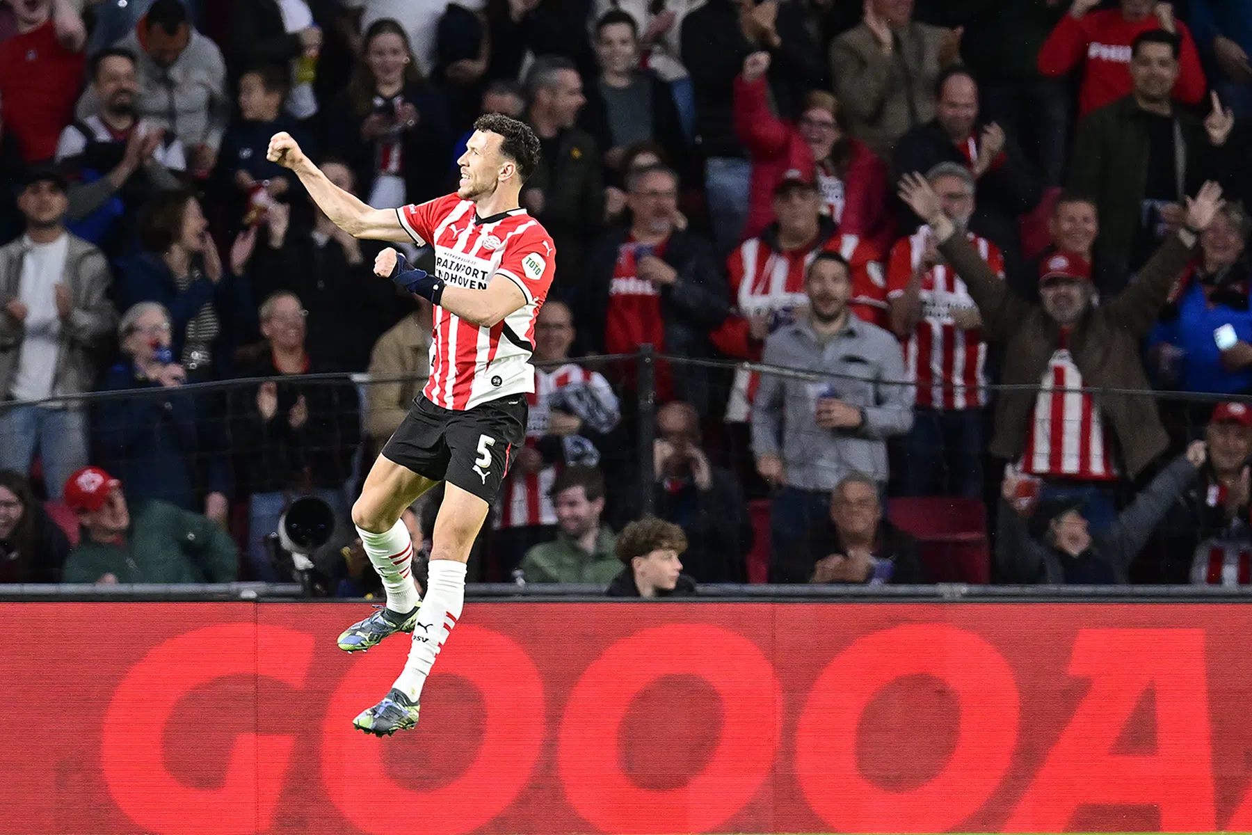 PSV met goed gevoel naar Rotterdam na hattrick Perisic tegen Fortuna