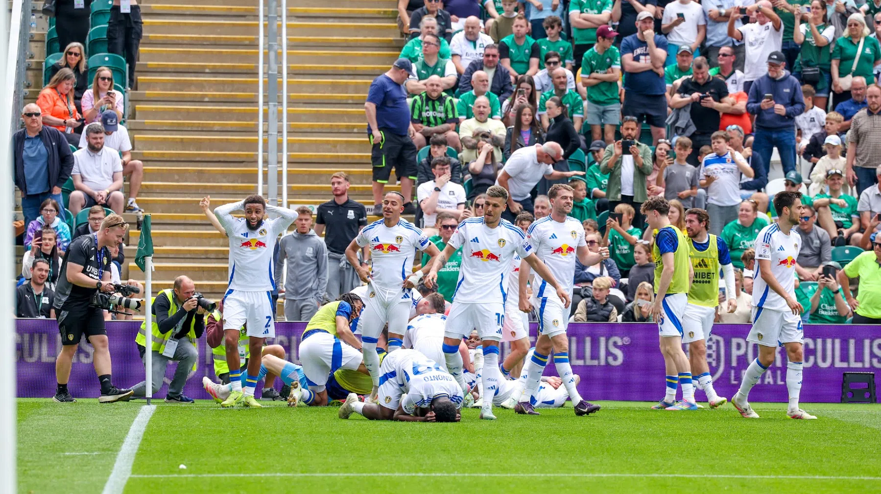Goal in extremis bezorgt Leeds Championship-titel, Luton degradeert wéér