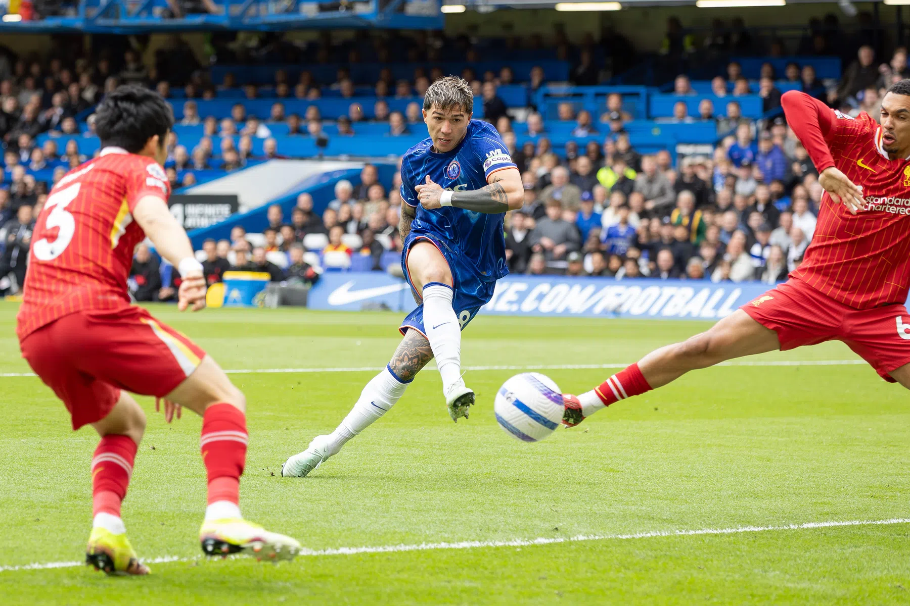 Liverpool valt op Stamford Bridge van roze wolk