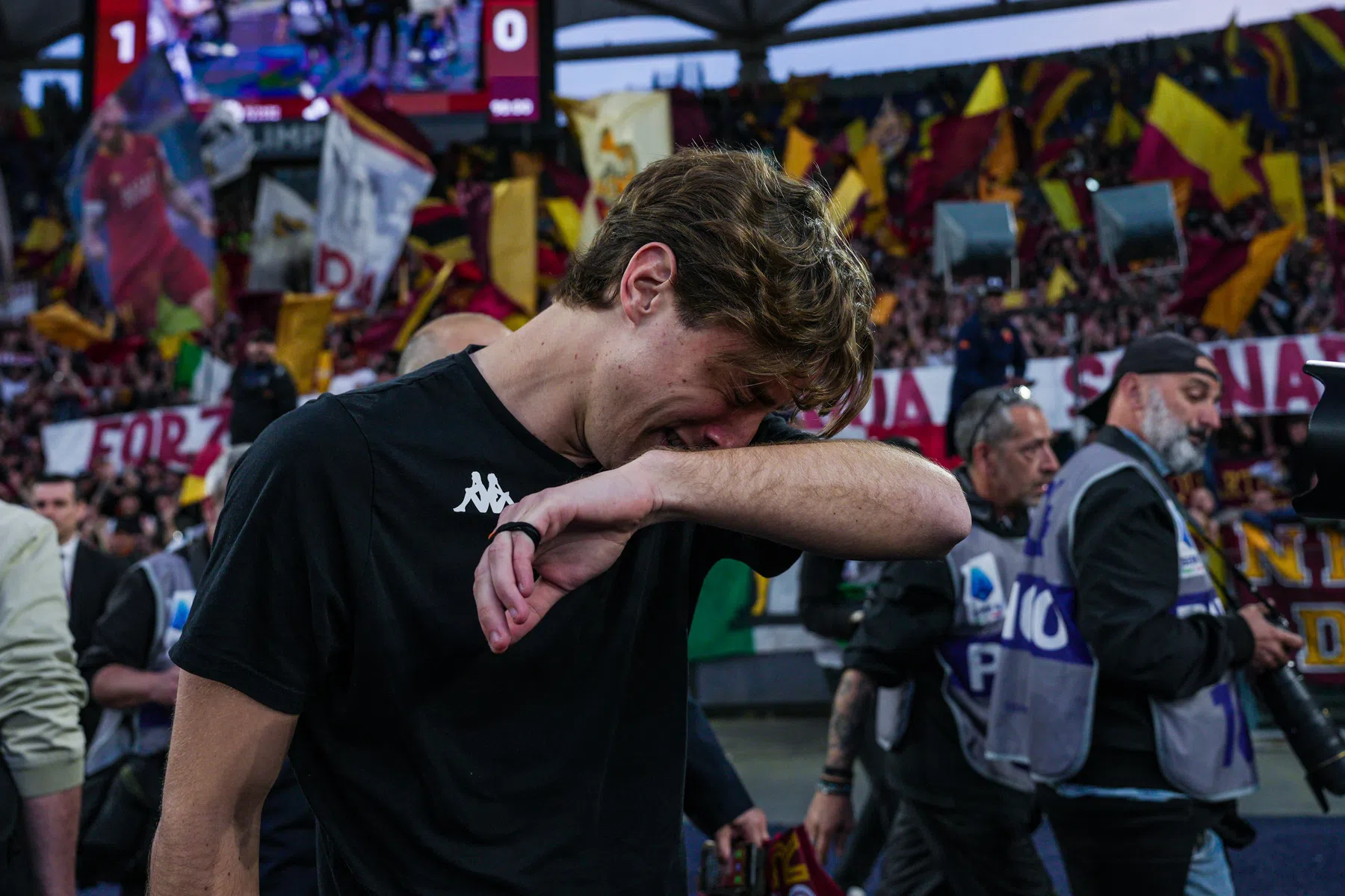 Bove in tranen bij weerzien met fans AS Roma: 'Niet opgeven, blijf dromen'