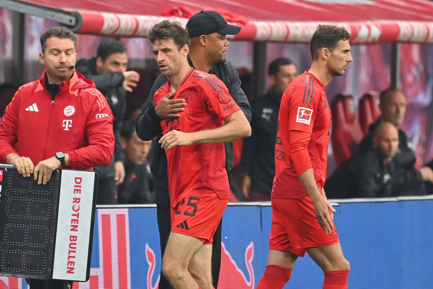 'Legende' Müller evenaart Kroos en staat in middelpunt van Bayern-felicitaties