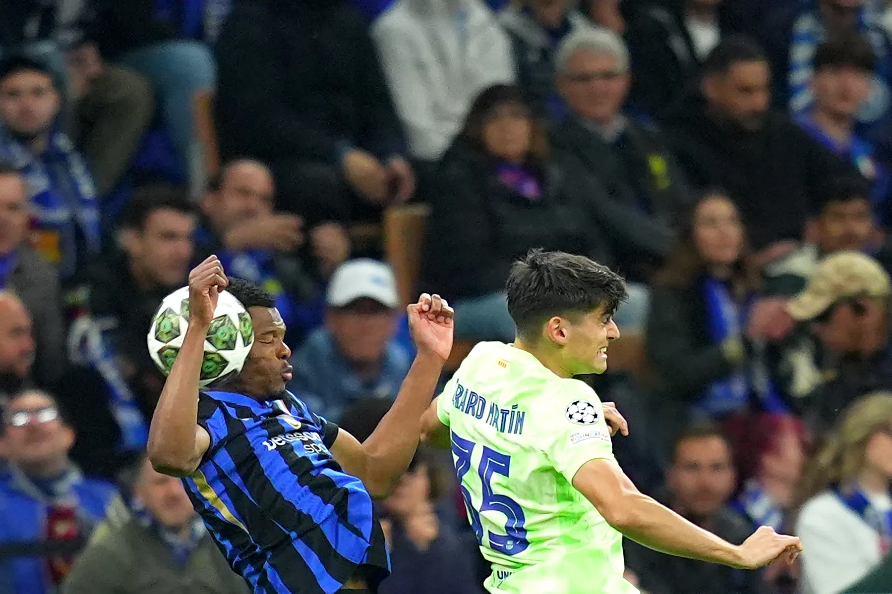 Niet te geloven: Dumfries pakt wéér een hoofdrol tegen Barça