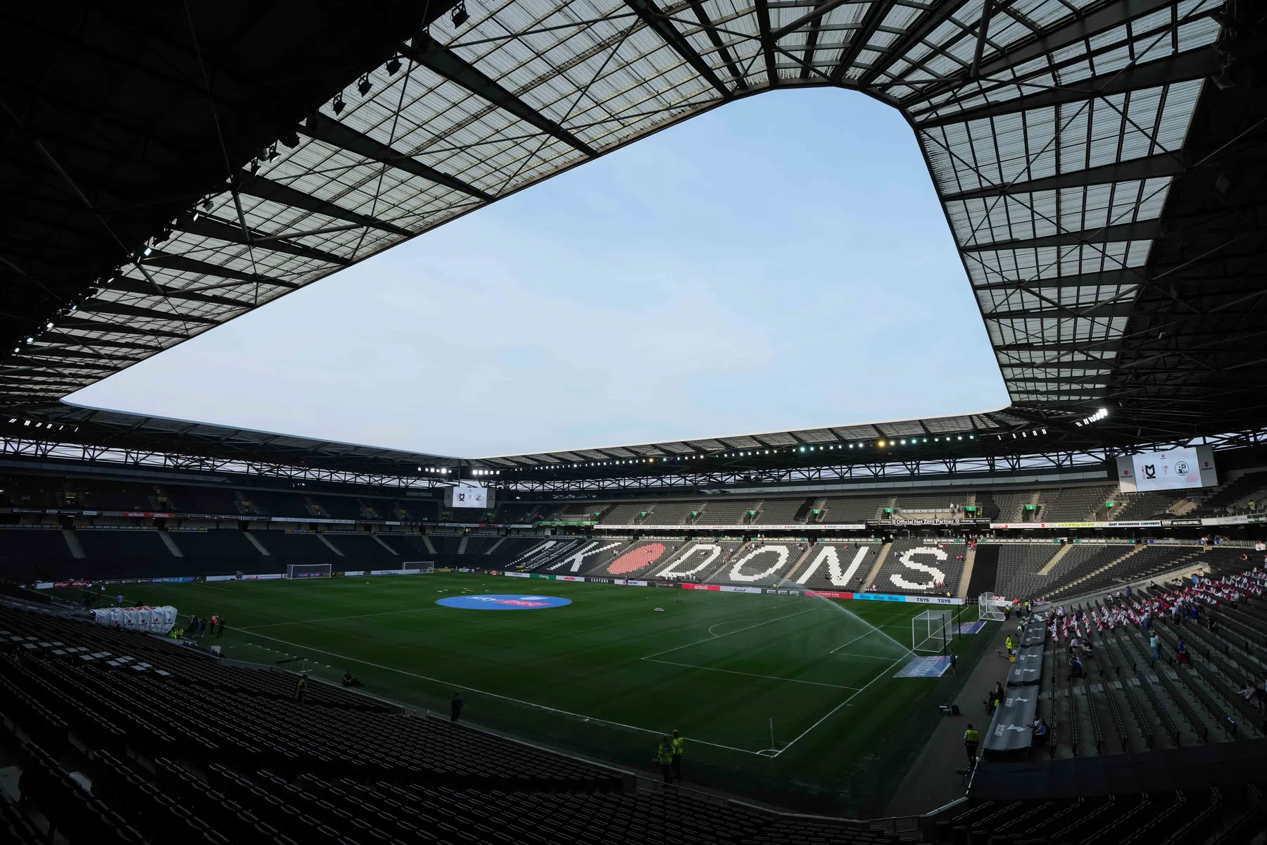 League Two-club verandert logo als eerbetoon aan 'iconische rotondes'
