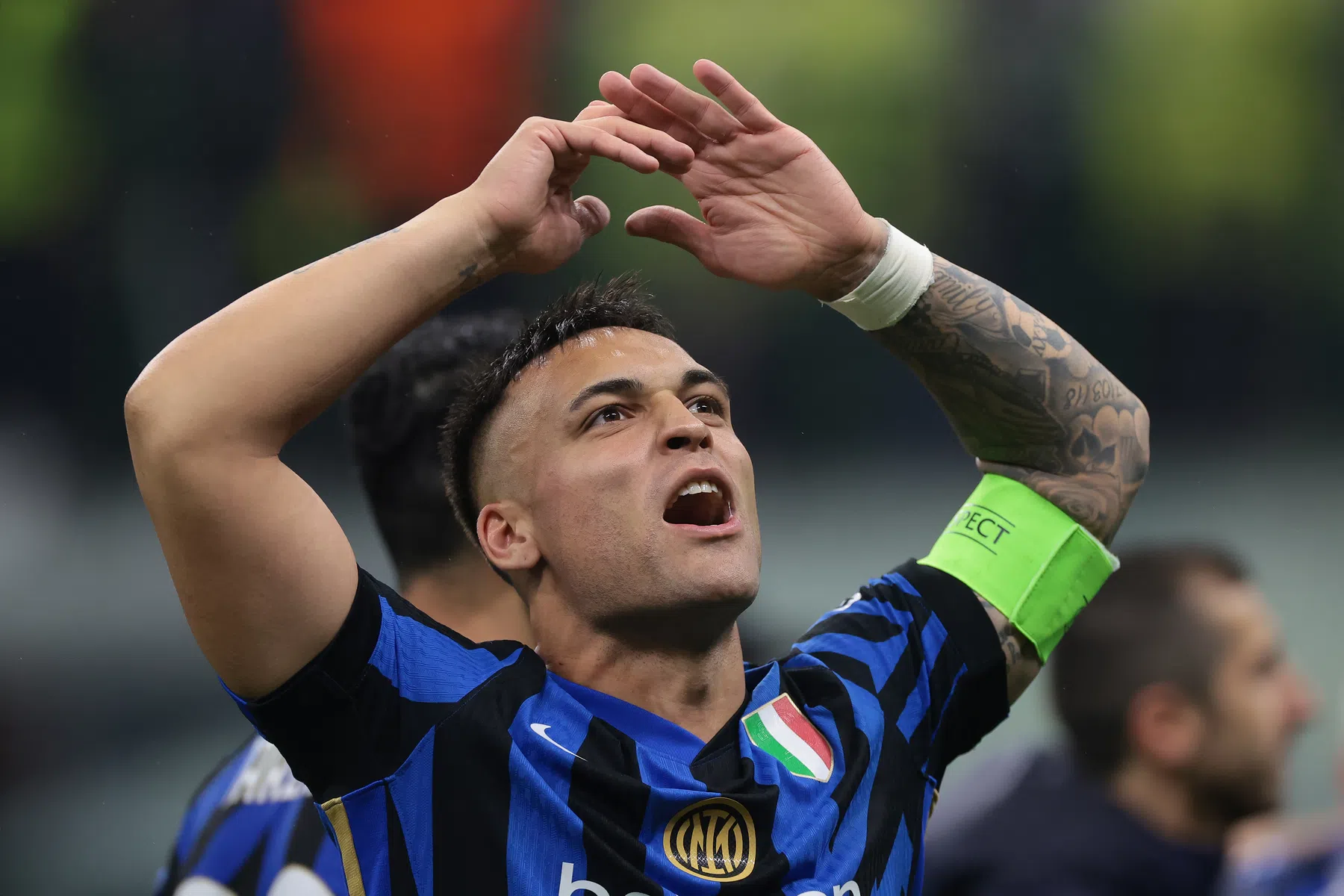 Inter-aanvoerder Martínez doorstaat tranendal en evenaart prestatie Crespo