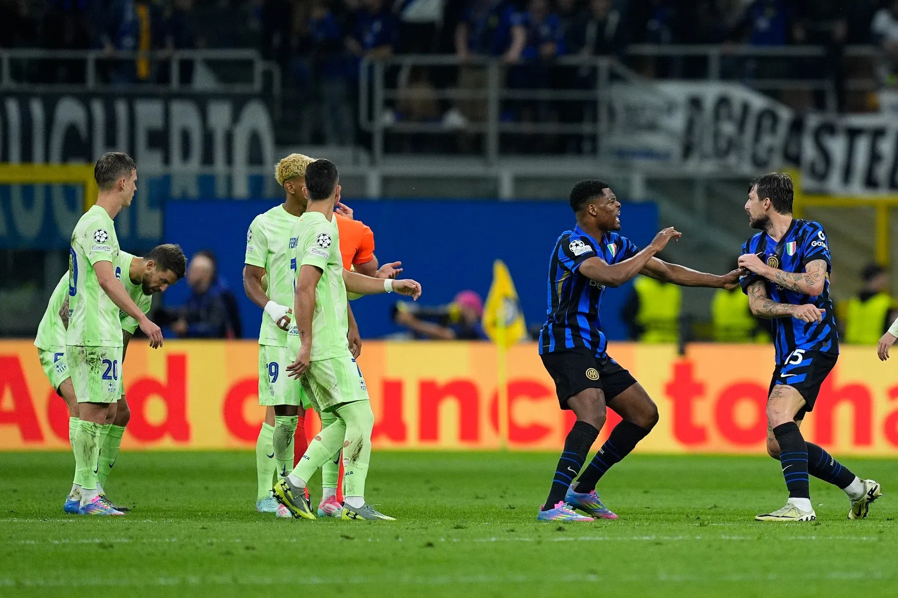 Iñigo Martínez gaat in op vermeend spuugincident met Francesco Acerbi