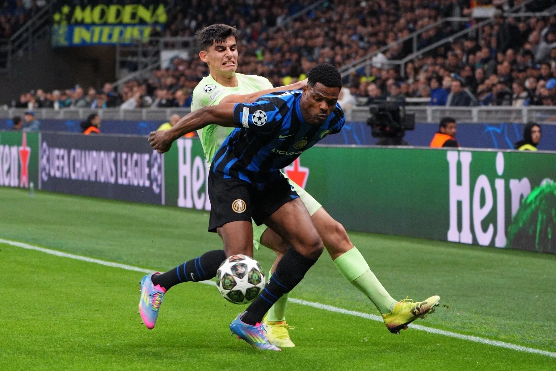 Barça-plaaggeest Dumfries lacht om Ballon d'Or-vraag: 'Het kwam uit mijn tenen'