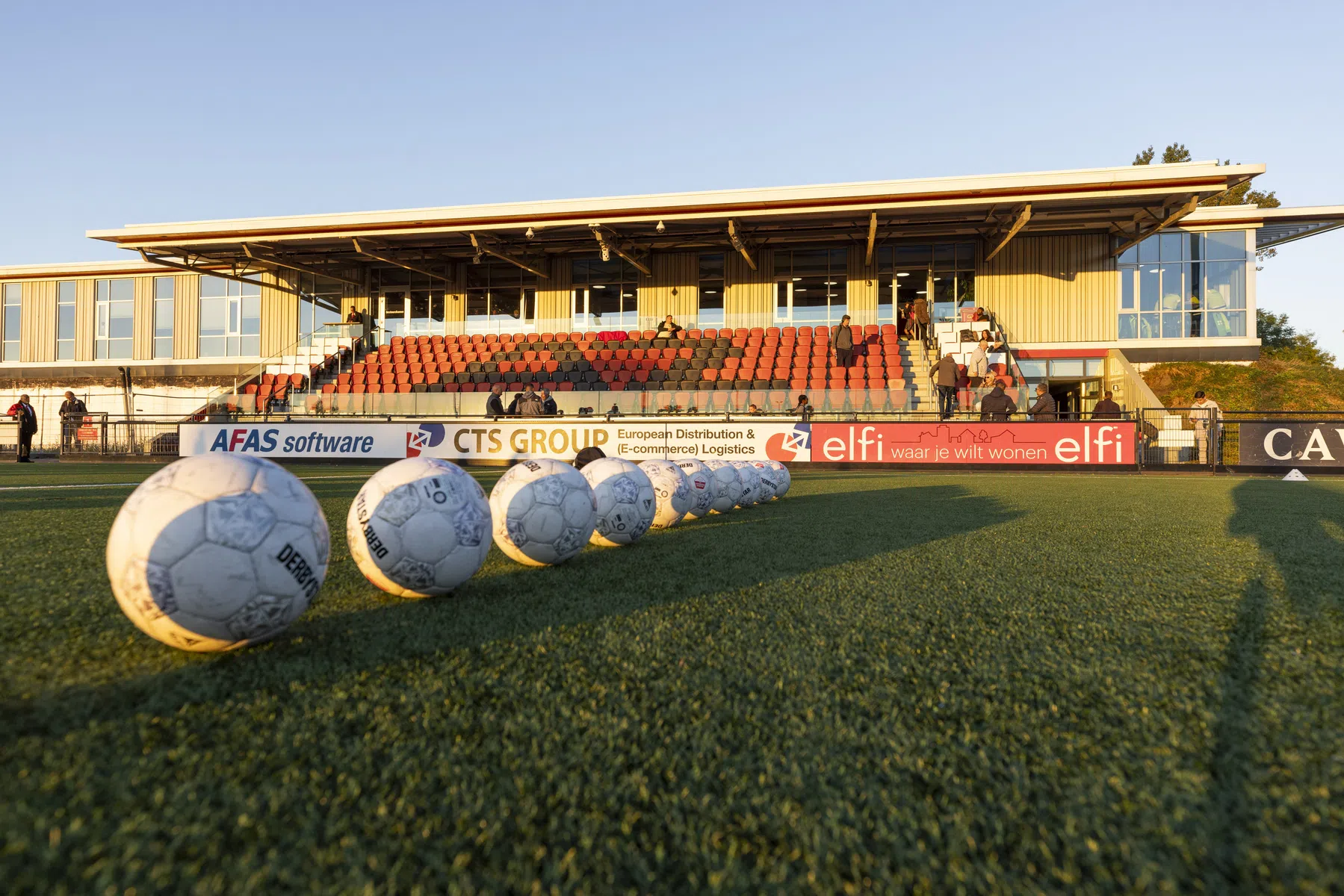 AZ traint volgend seizoen op de velden van Flamingo's 64