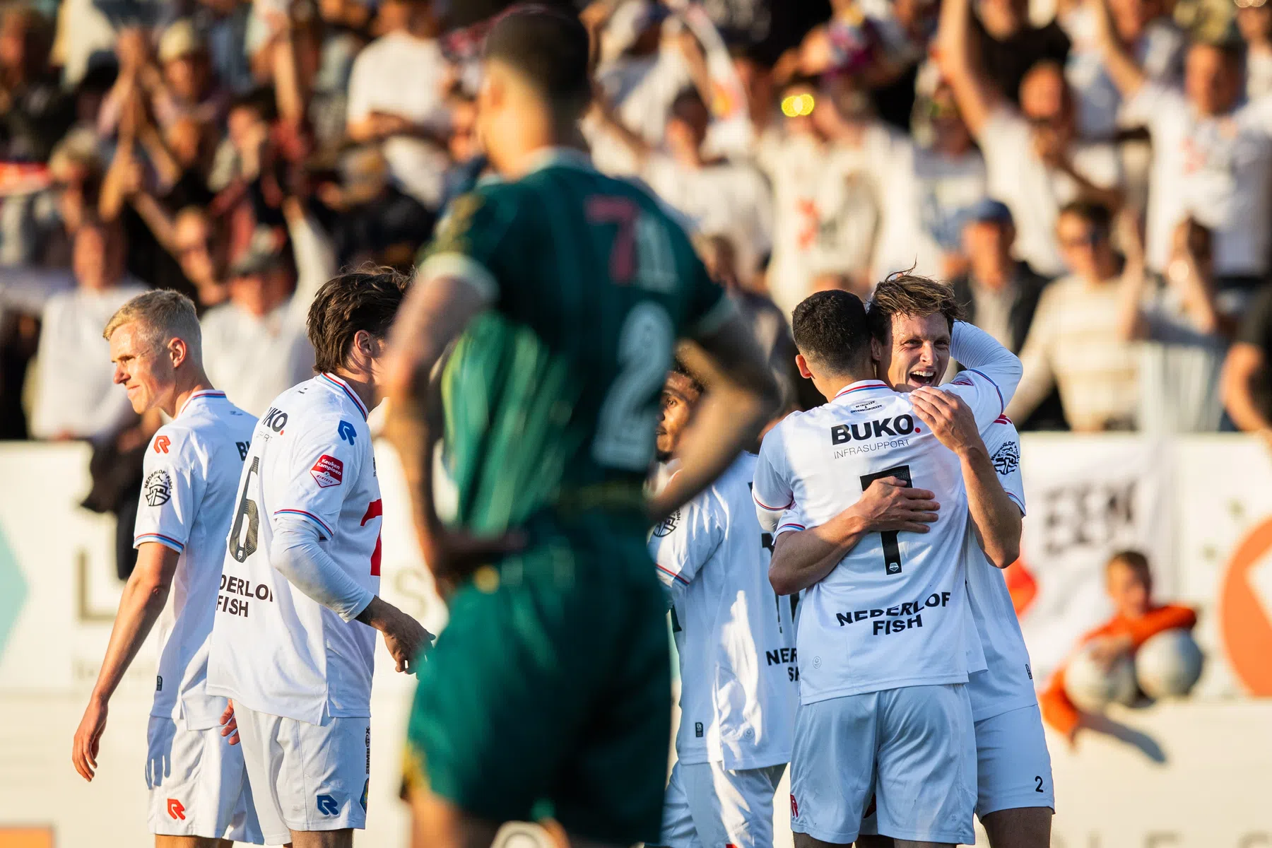 Telstar verslaat FC Emmen en staat na zeven jaar weer in play-offs