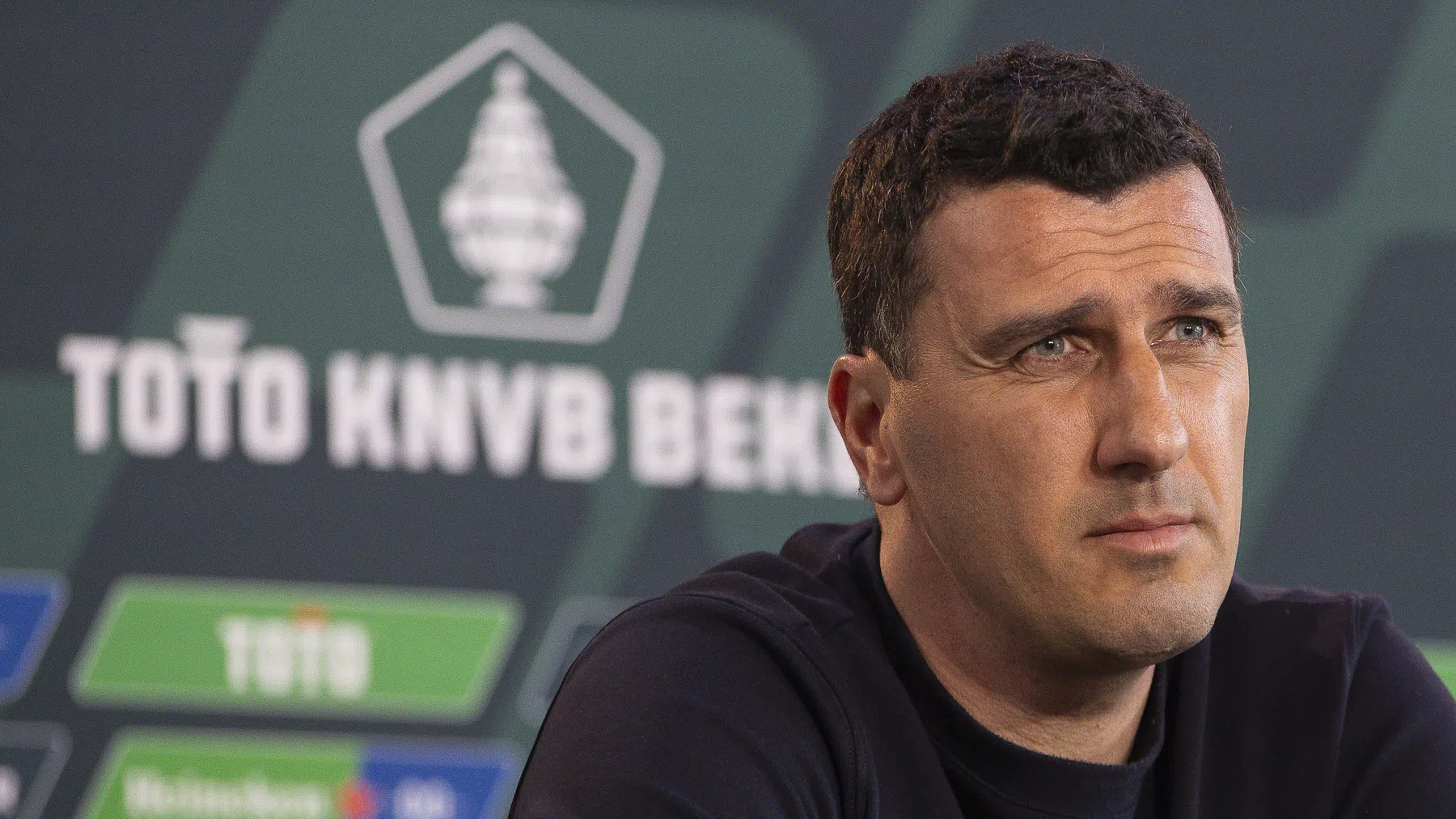 Martens en trio assistenten nog drie seizoenen aan AZ verbonden