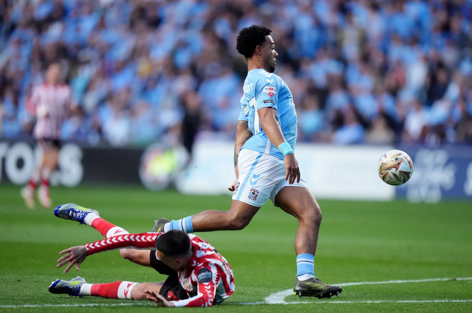 Van Ewijk geeft Coventry hoop en pakt het weer af op weg naar PL-jackpot