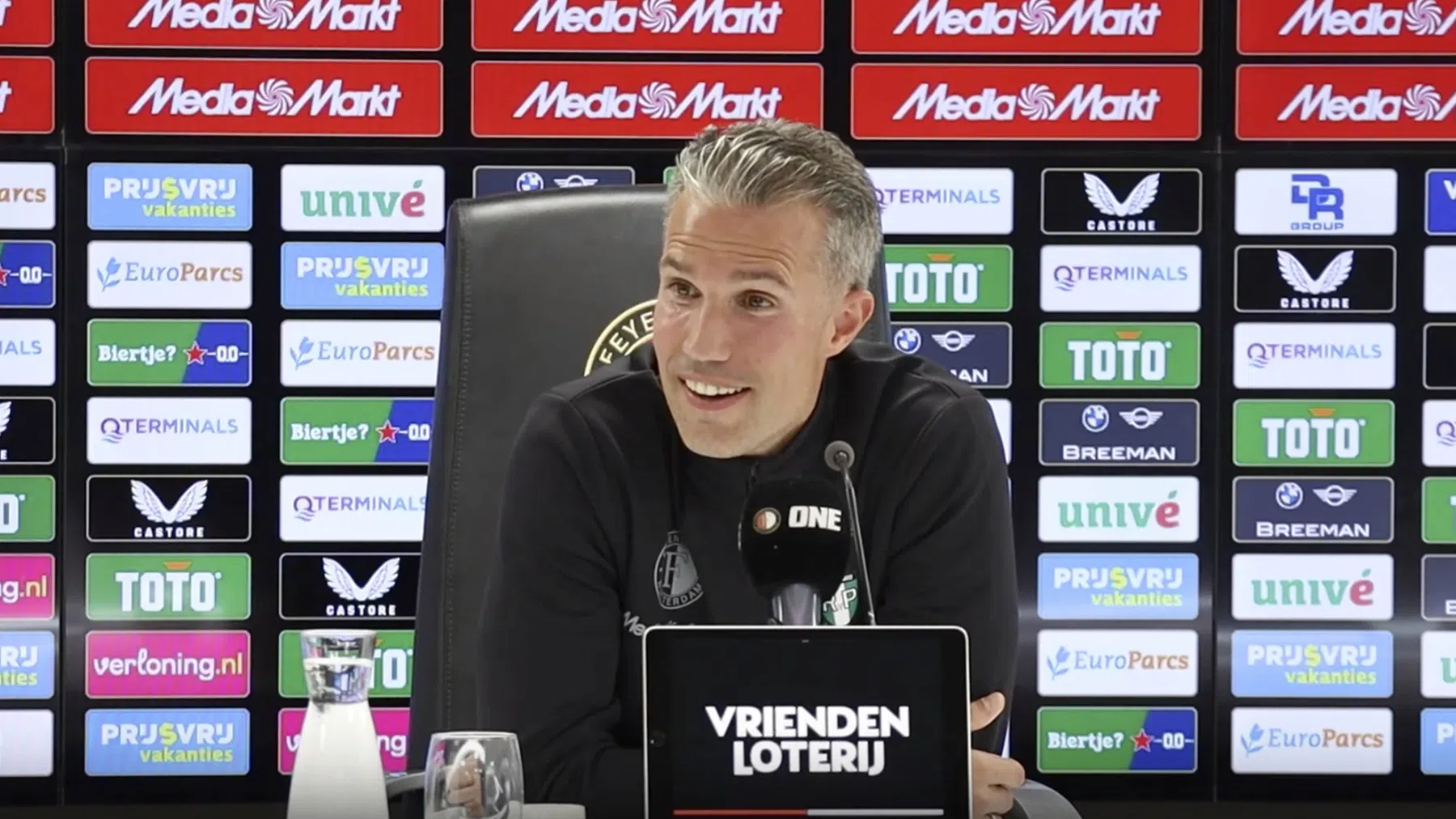 Van Persie krijgt vraag namens heel Amsterdam: 'Gaan jullie winnen van PSV?'