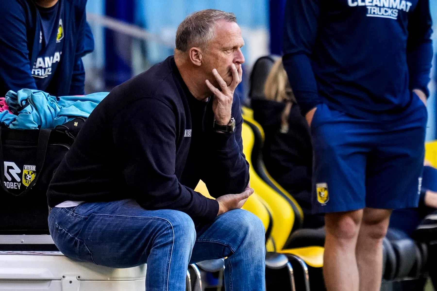 Vitesse-fans komen met steunbetuiging aan vertrekkende Van den Brom