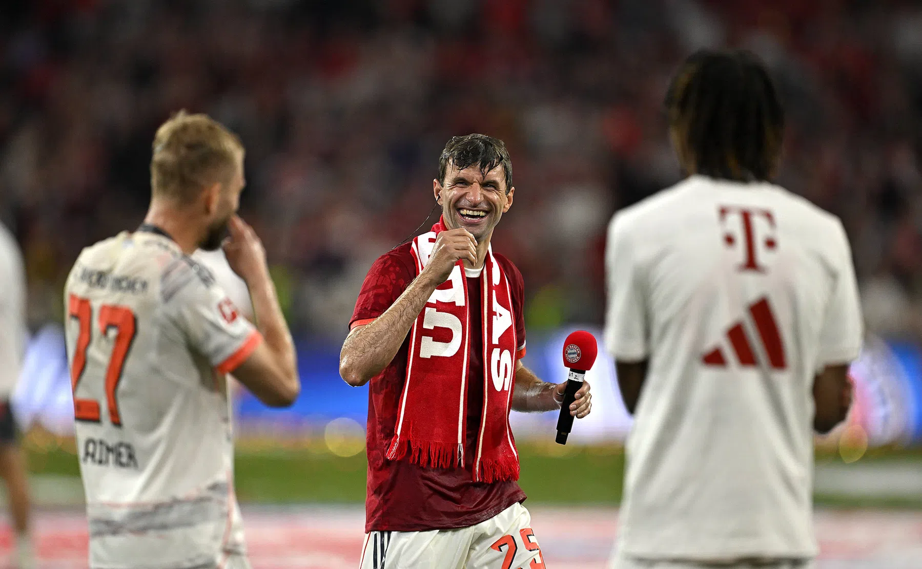 Müller krijgt bierdouche en spreekt Bayern-fans toe: 'Ik zal jullie missen'