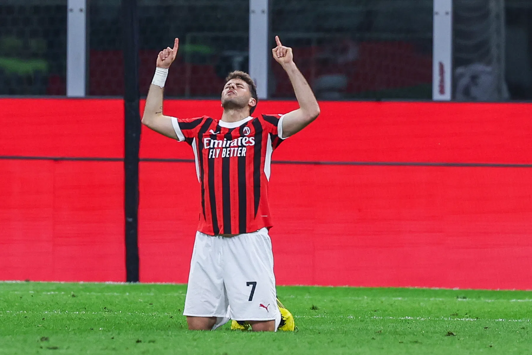 Gimenez scoort als invaller voor AC Milan:  'Heb veel moeten opofferen'