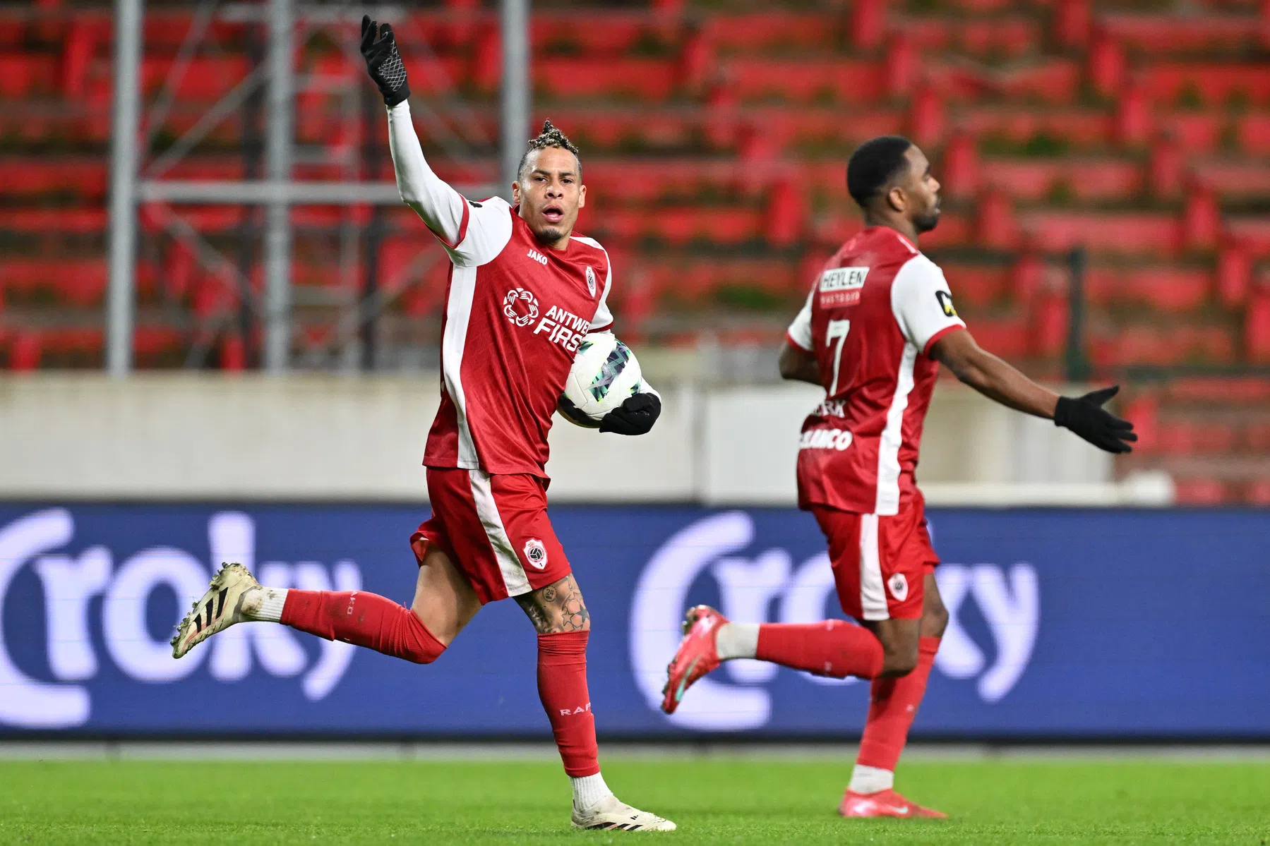 Antwerp nadert Europees voetbal dankzij prachtgoals Chery