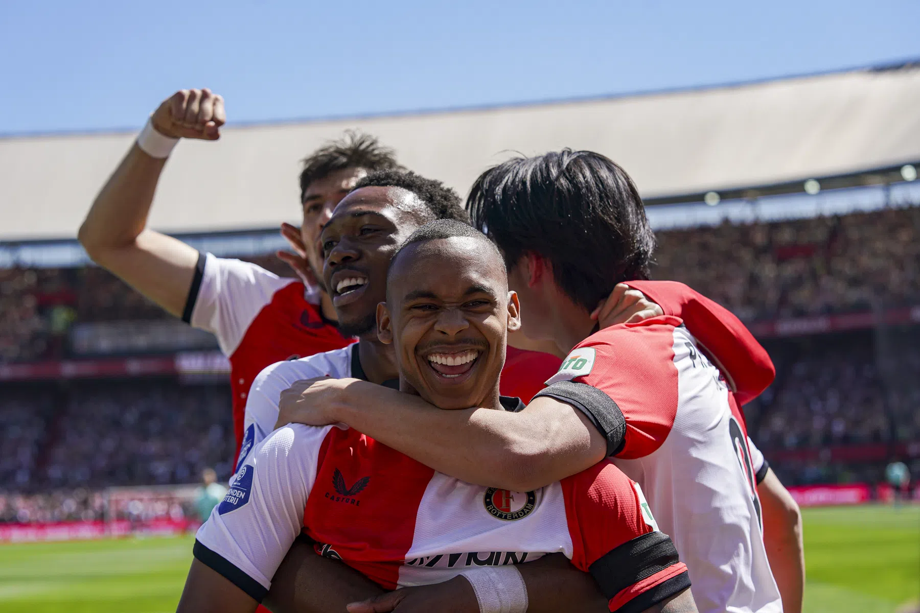 Droomstart Feyenoord en Ajax kijkt mee: PSV overlopen in De Kuip