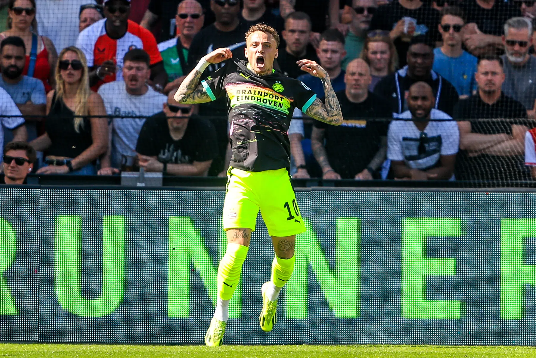 Lang krijgt De Kuip stil en houdt PSV in het spoor van Ajax