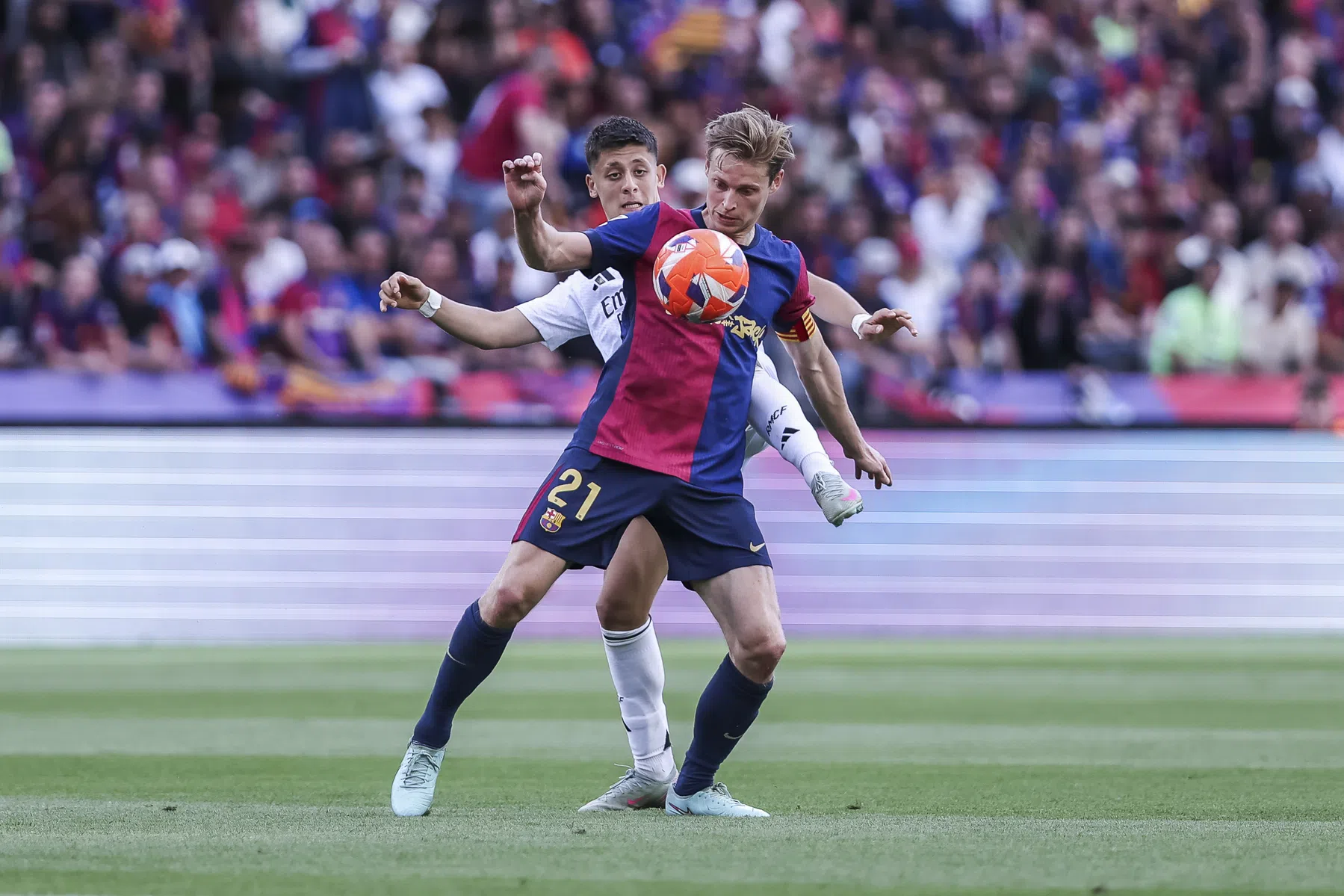 De Jong kan titel met Barça ruiken en deelt blijdschap over eigen rol