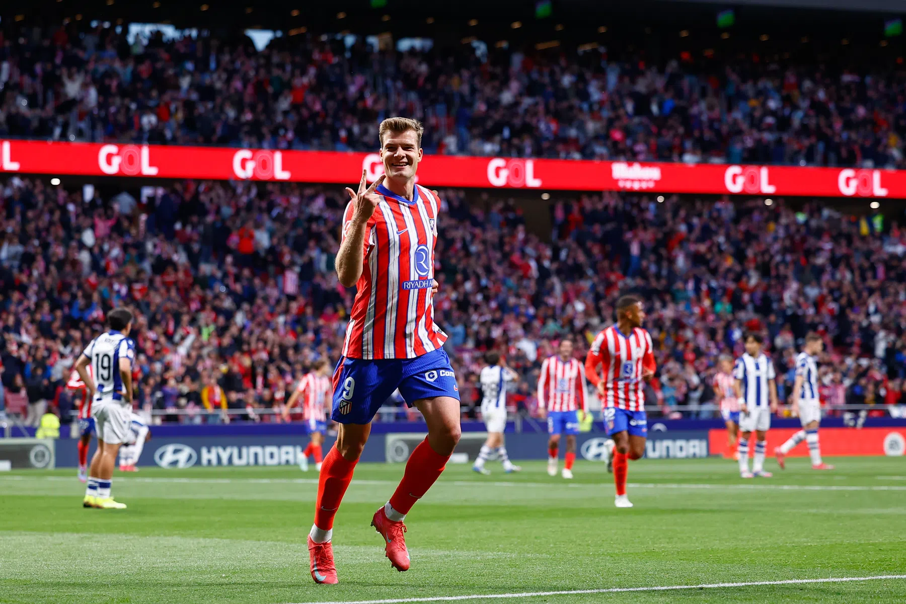 Spanje buigt voor 'reus' Sørloth: 'De lucht stonk naar buskruit'