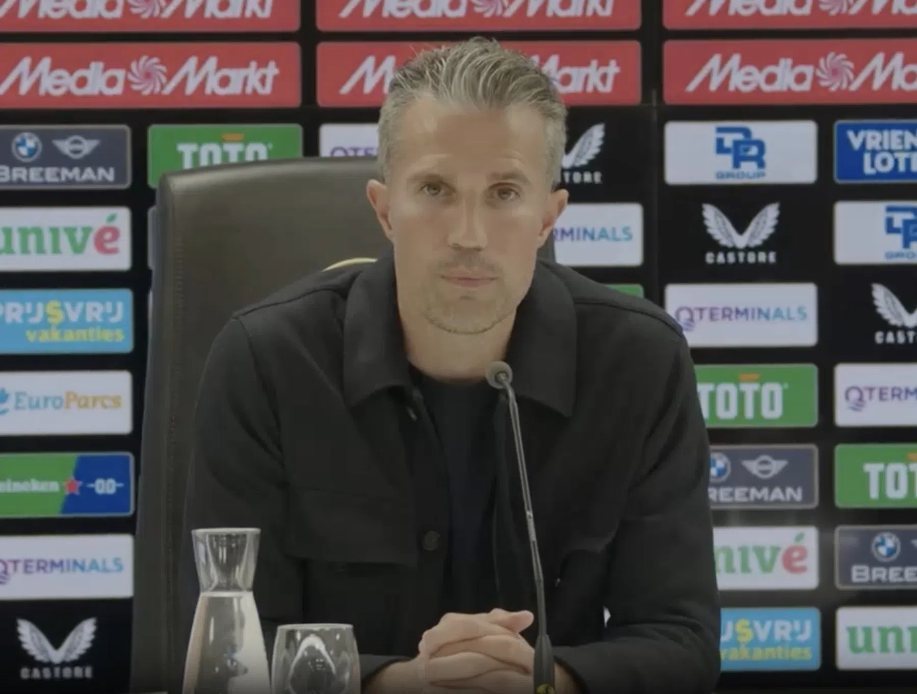 Van Persie geeft tekst en uitleg over late wissels bij Feyenoord