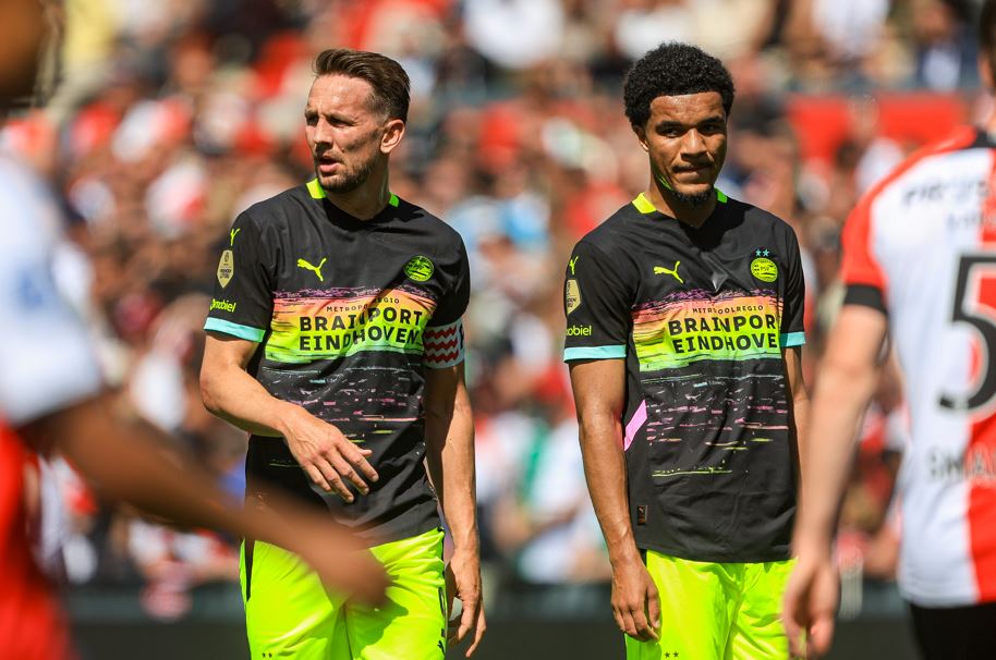 Glunderende De Jong na spektakelstuk: 'Noa Lang was heel heet in De Kuip'