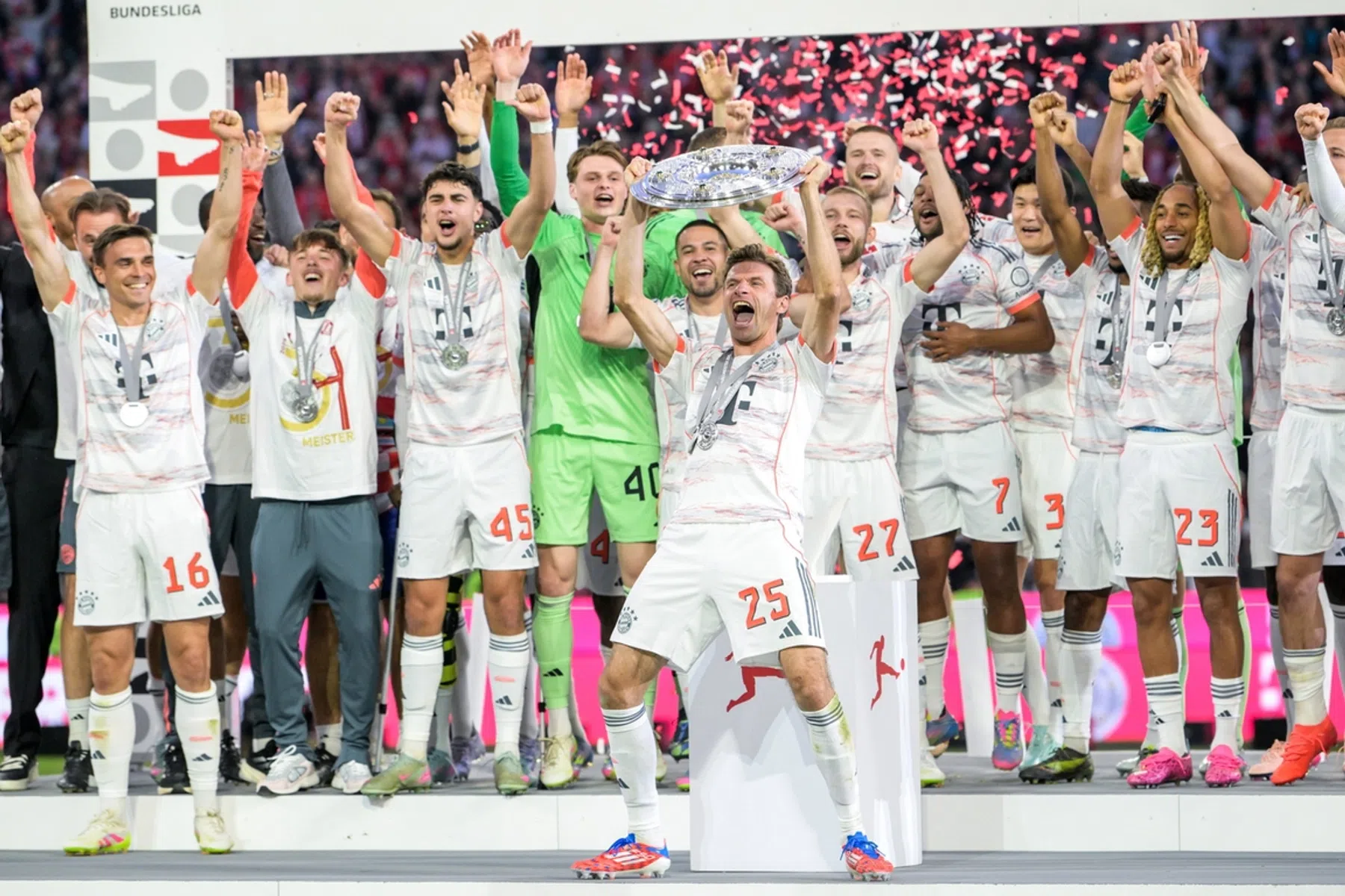 Spelers Bayern München stappen alsnog op vliegtuig naar Ibiza