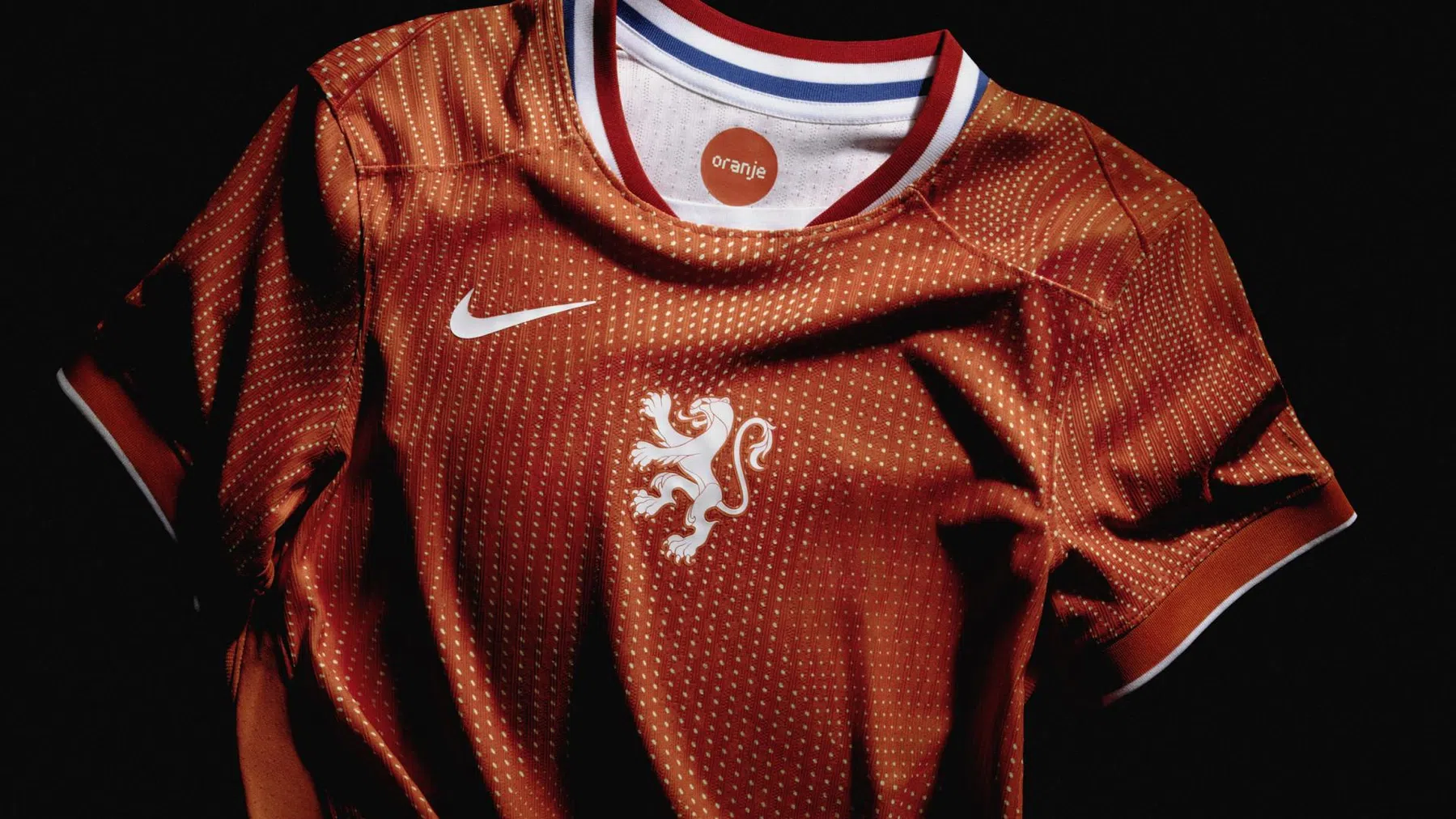 KNVB presenteert nieuwe tenues Oranje Leeuwinnen voor EK