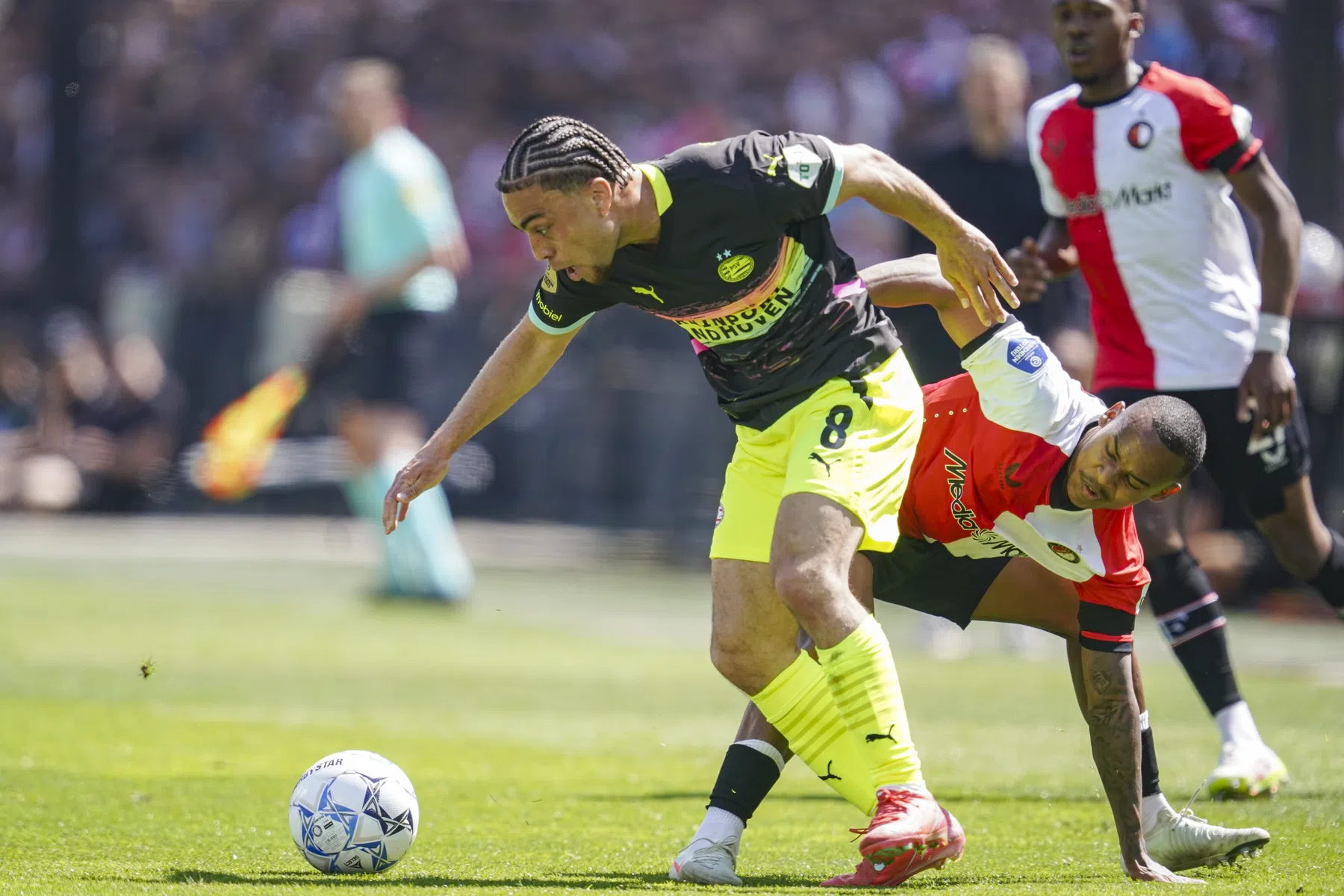 Bosz doet rustig aan met Dest: 'Malacia is op links zeker een optie'