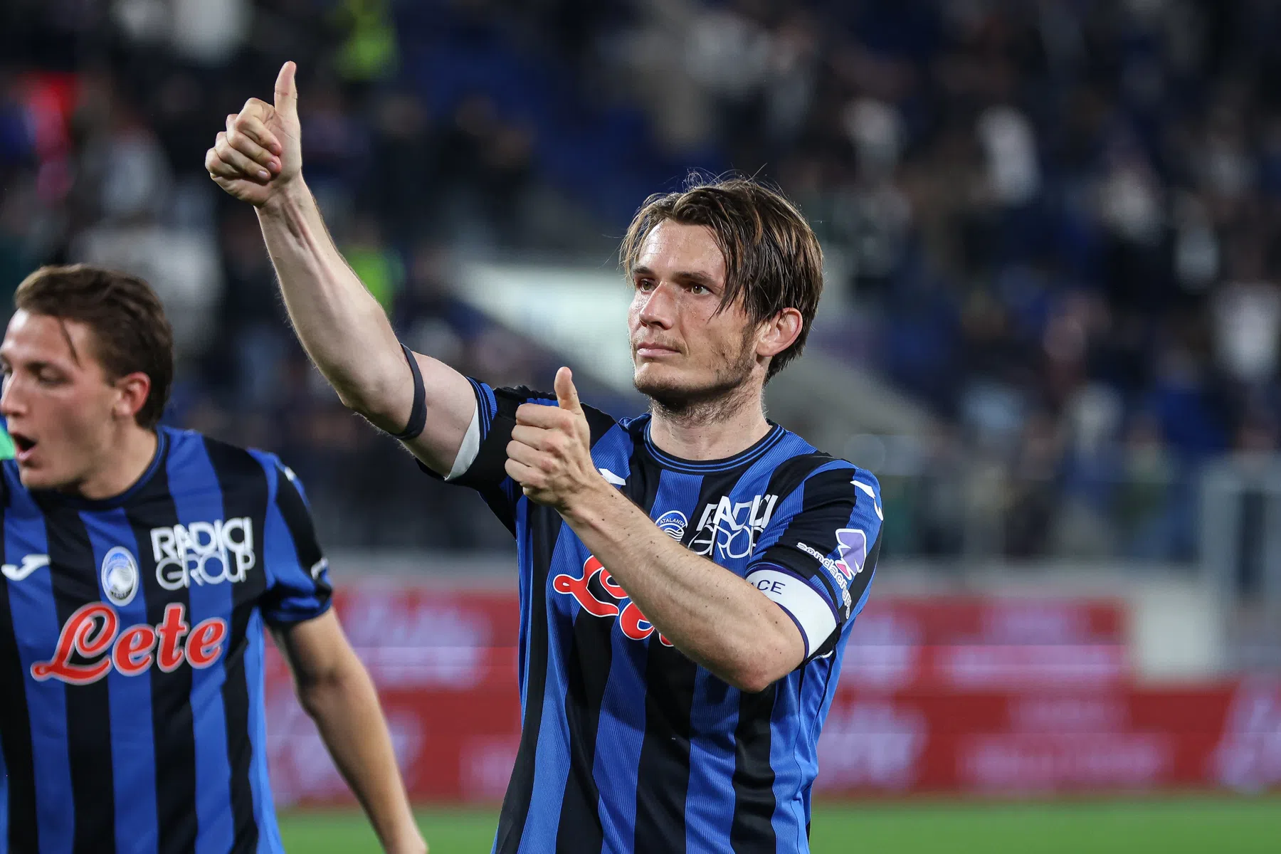 Hilarisch: zingende De Roon viert Atalanta-succes met CL-hymne
