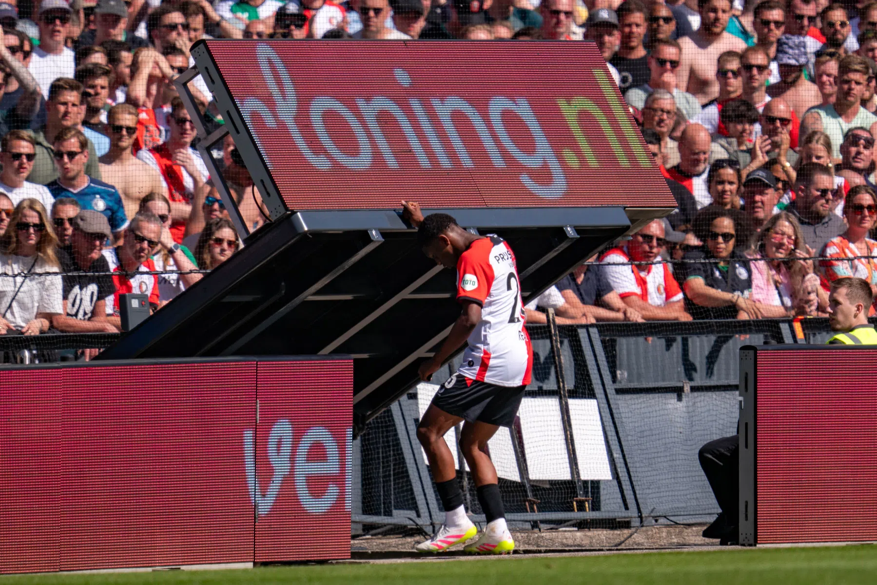 Feyenoorder Read vrijgesproken na rode kaart in topper tegen PSV