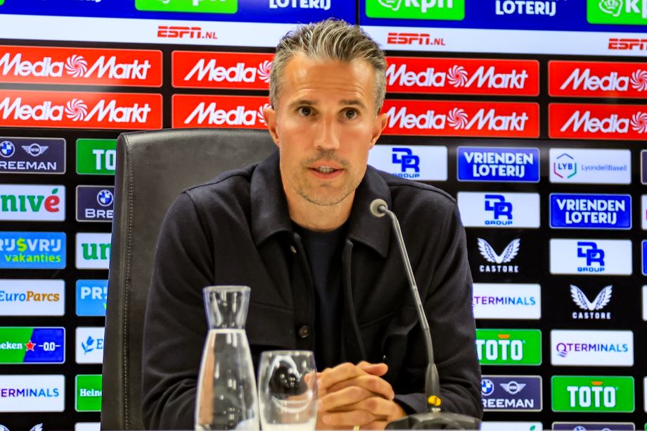 Van Persie geeft uitleg over Milambo, Hartman en beladen keeperskwestie