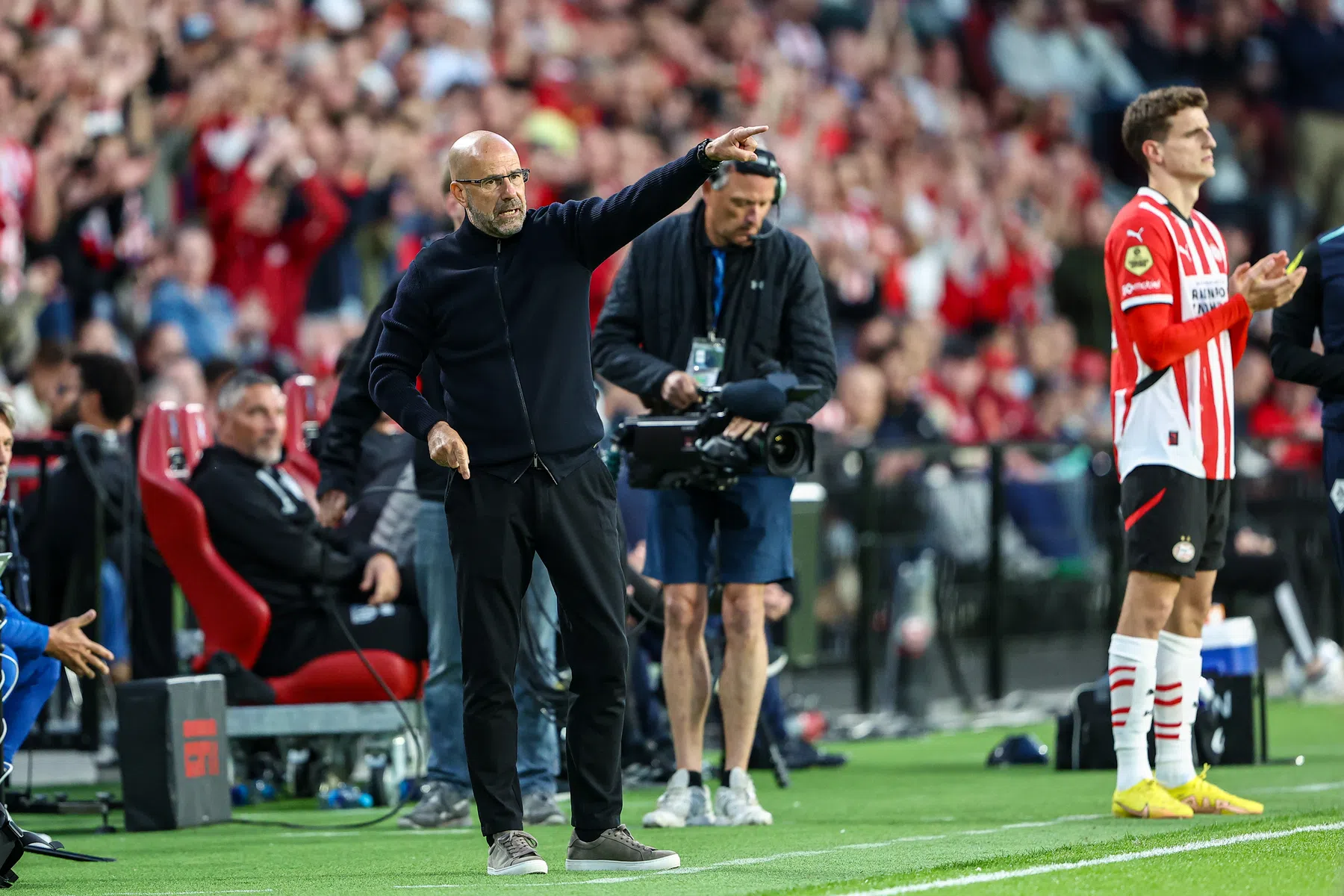 Bosz kijkt vol trots naar feestende spelers: 'Mooi, oprecht en puur'