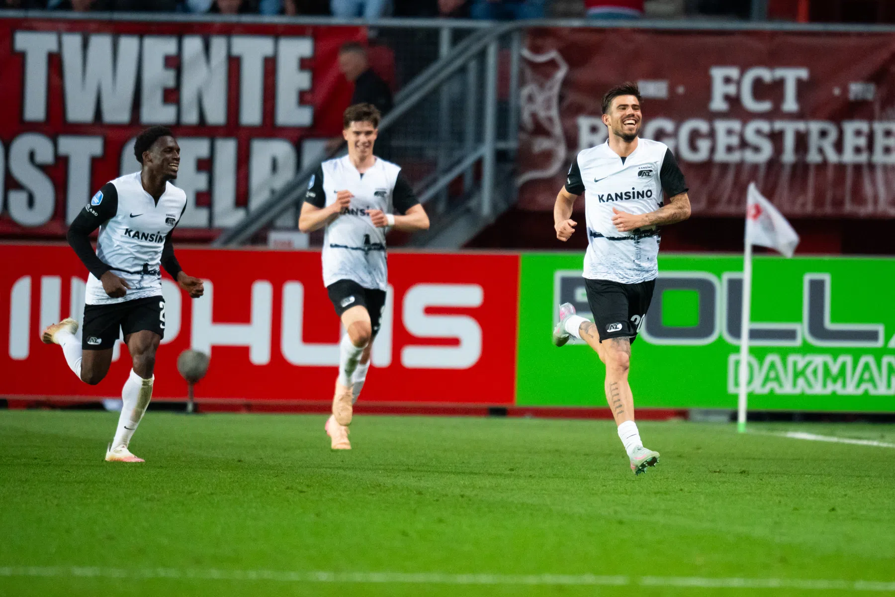 AZ deelt FC Twente tik uit, Linssen schittert bij NEC met wereldgoal