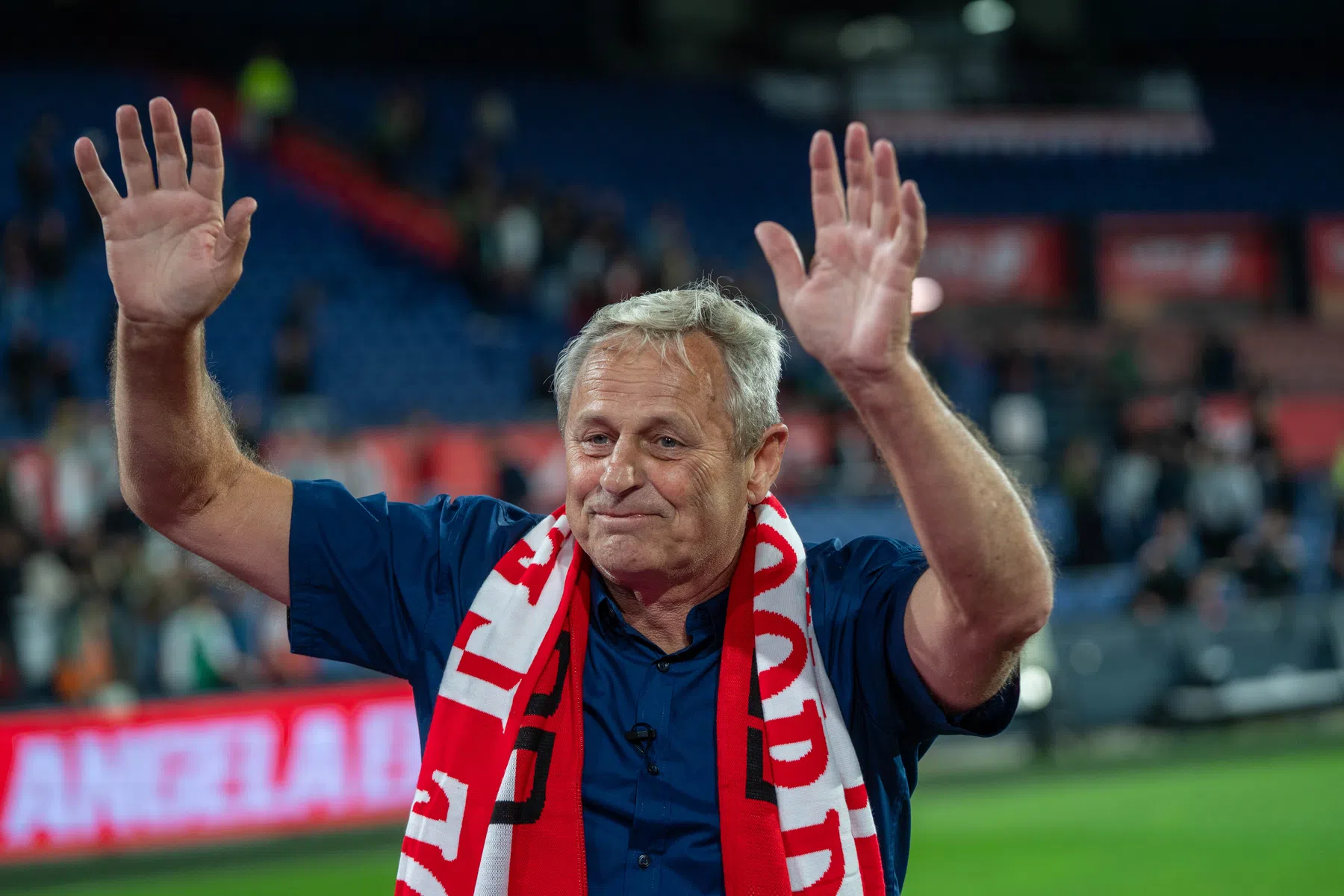 De Kuip eert clublegende Peter Houtman: 'Dit is typisch Feyenoord-publiek'