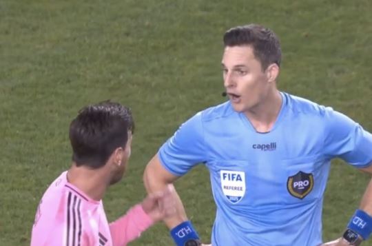 Trainer van tegenpartij voorkomt rode kaart voor woedende Messi