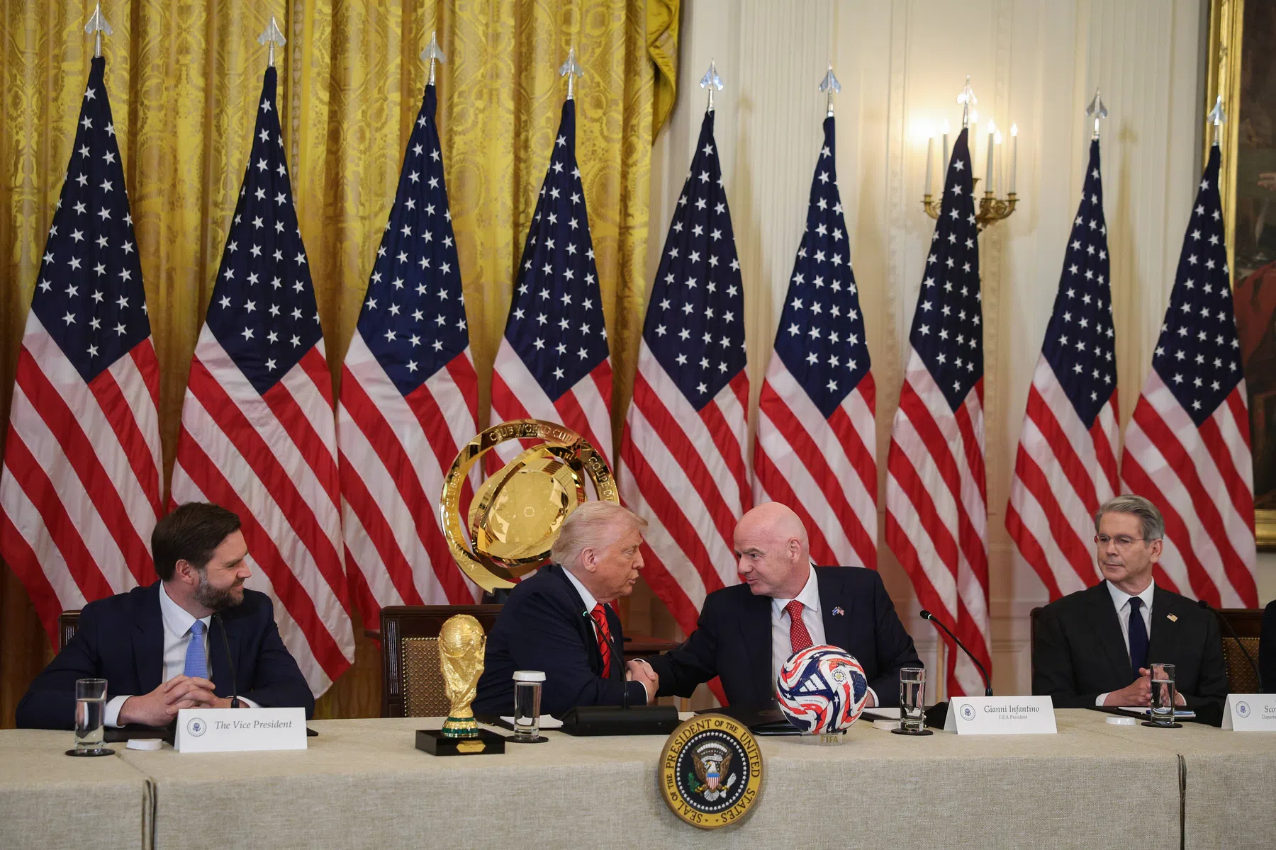 Infantino door reis met Trump te laat op eigen congres: UEFA-baas loopt weg