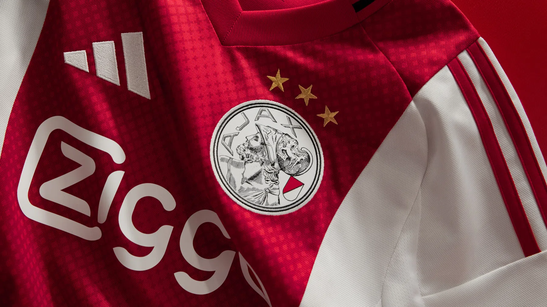 Ajax presenteert nieuw thuisshirt met klassiek clublogo
