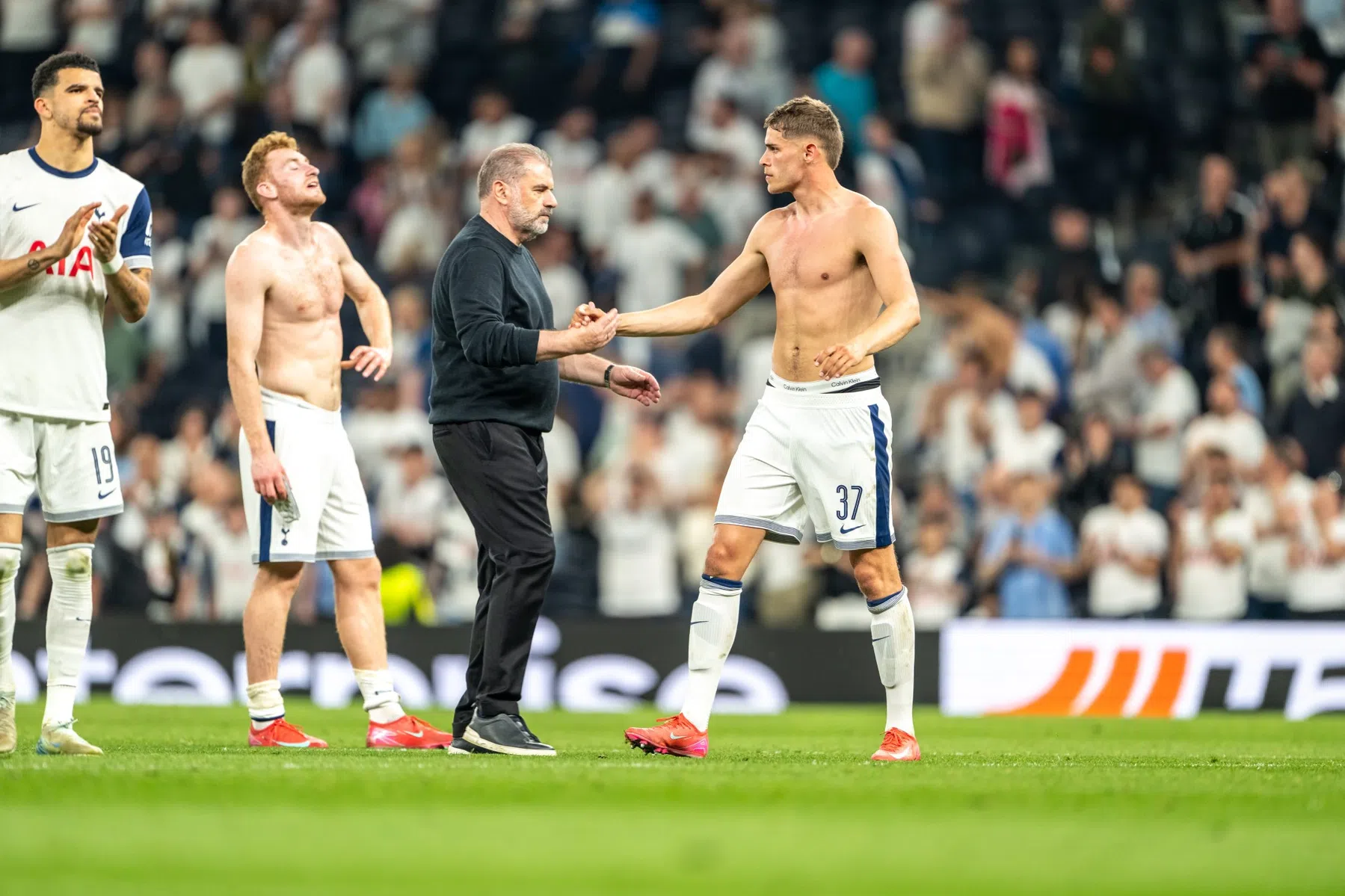 Veelzeggende verklaring Postecoglou voor thuislaten Van de Ven