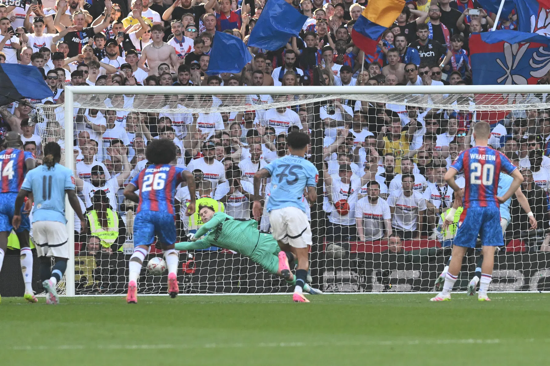 Opvallend: Palace-goalie ontsnapt aan rood en stopt penalty