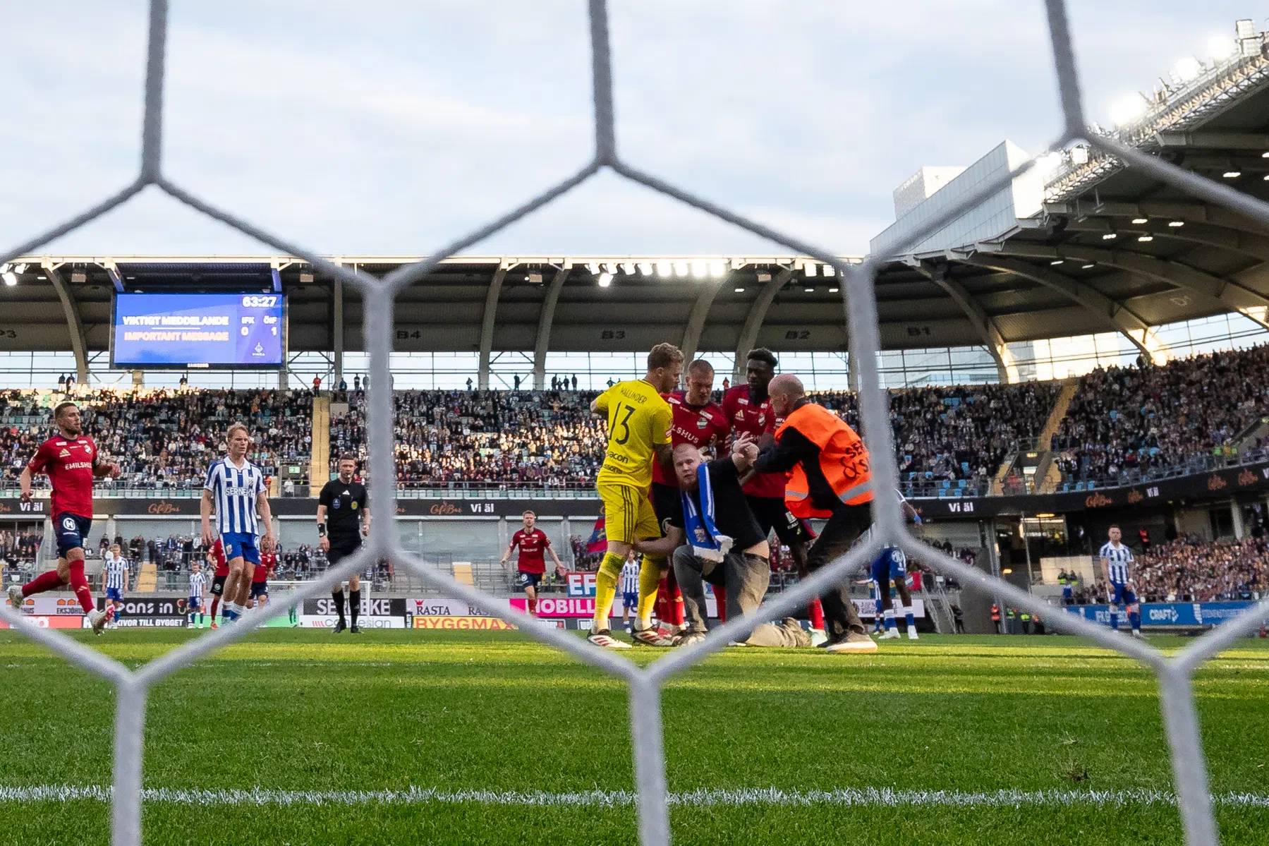 Zweden opgeschrikt: persoon komt van tribune en probeert speler te slaan