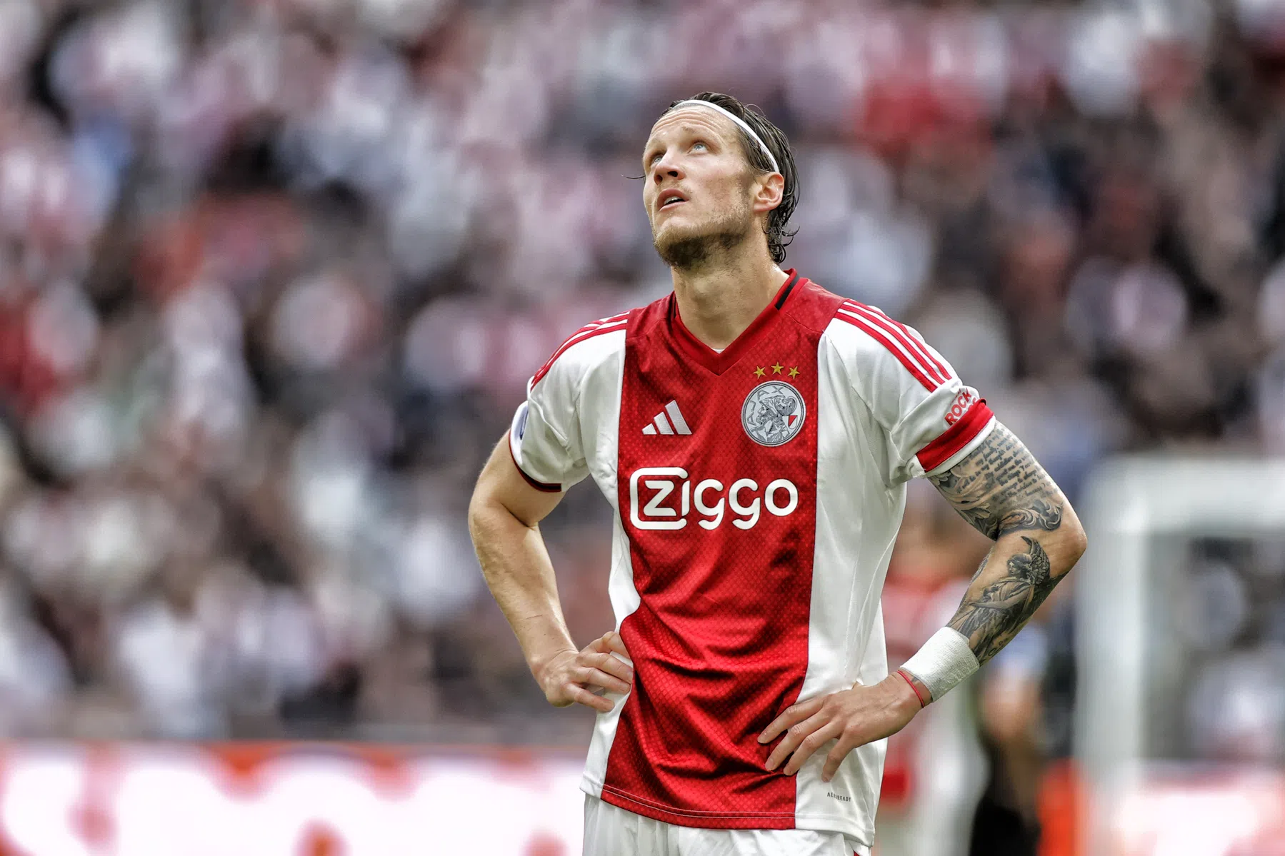 Ajax ruikt op zinderende slotdag aan titel, maar grijpt uiteindelijk mis