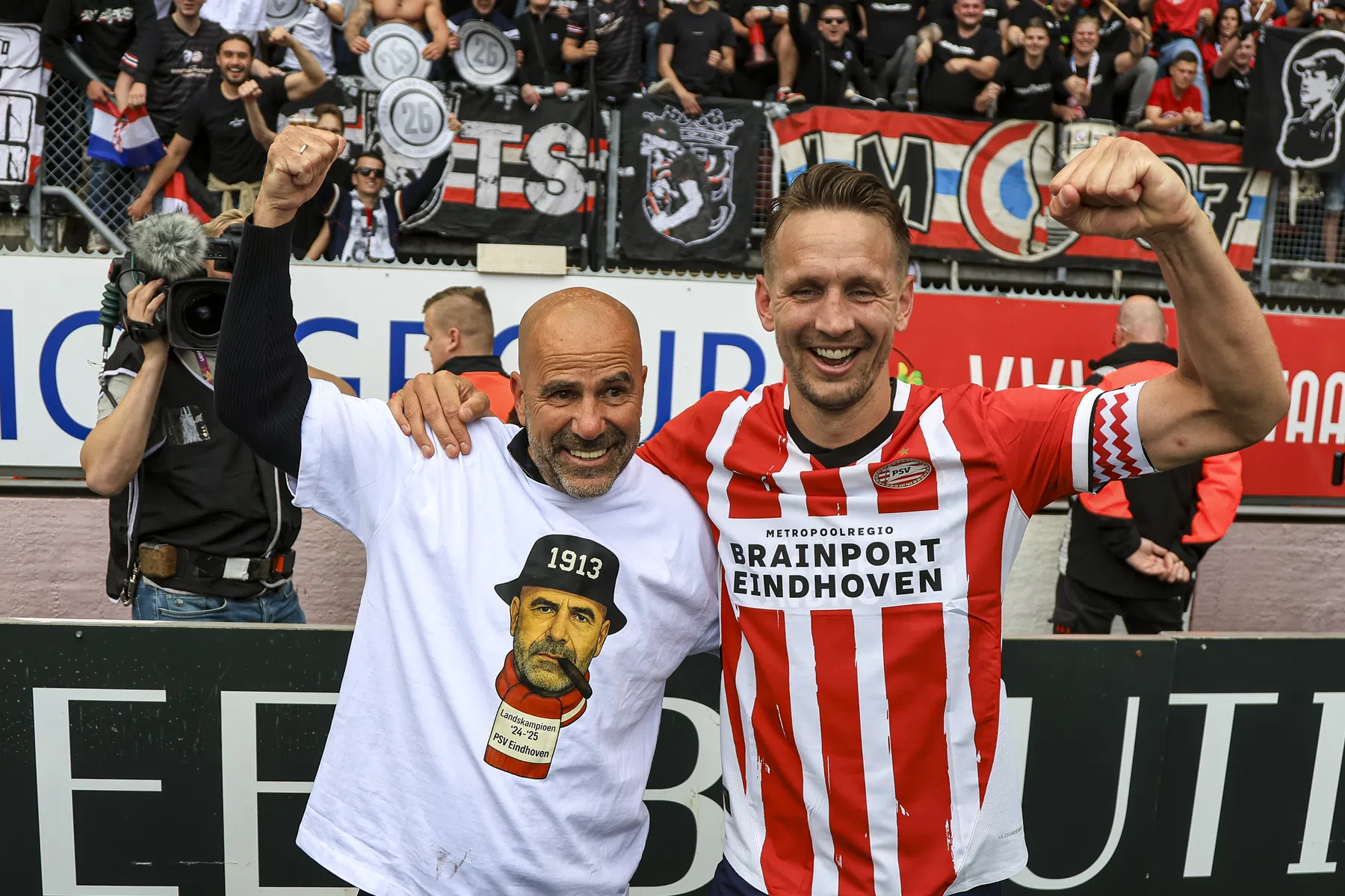 Bosz dolgelukkig: 'Zijn in de stijl van PSV kampioen geworden'